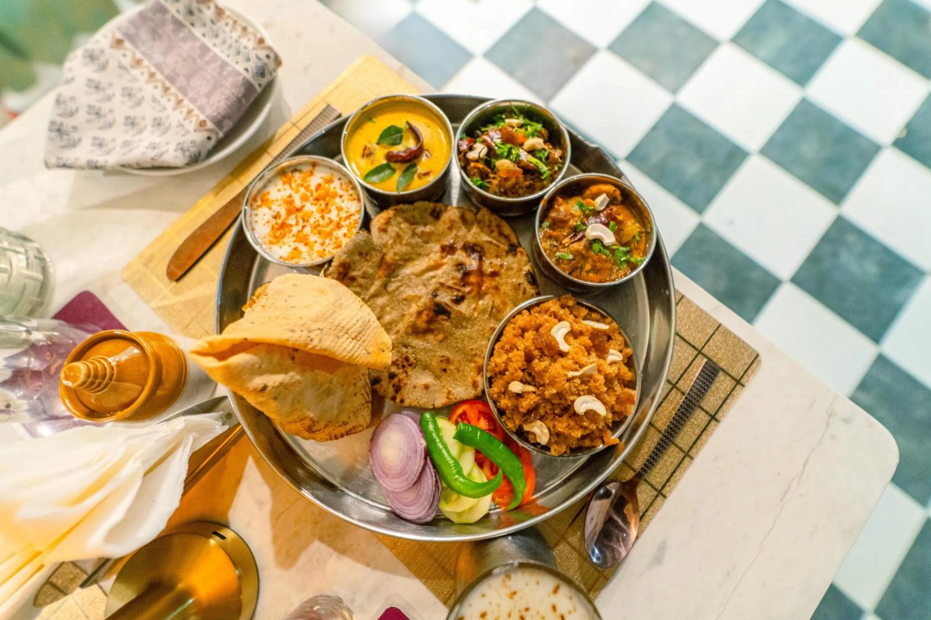 Restaurant/places to eat in Hotel Hinduja Fort