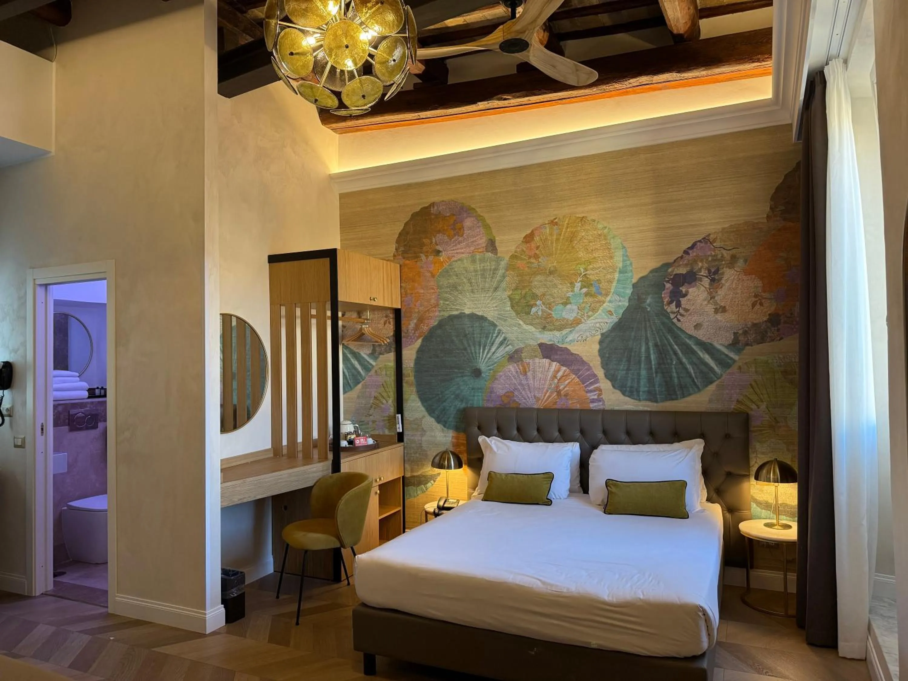 Bathroom, Bed in Hotel Accademia