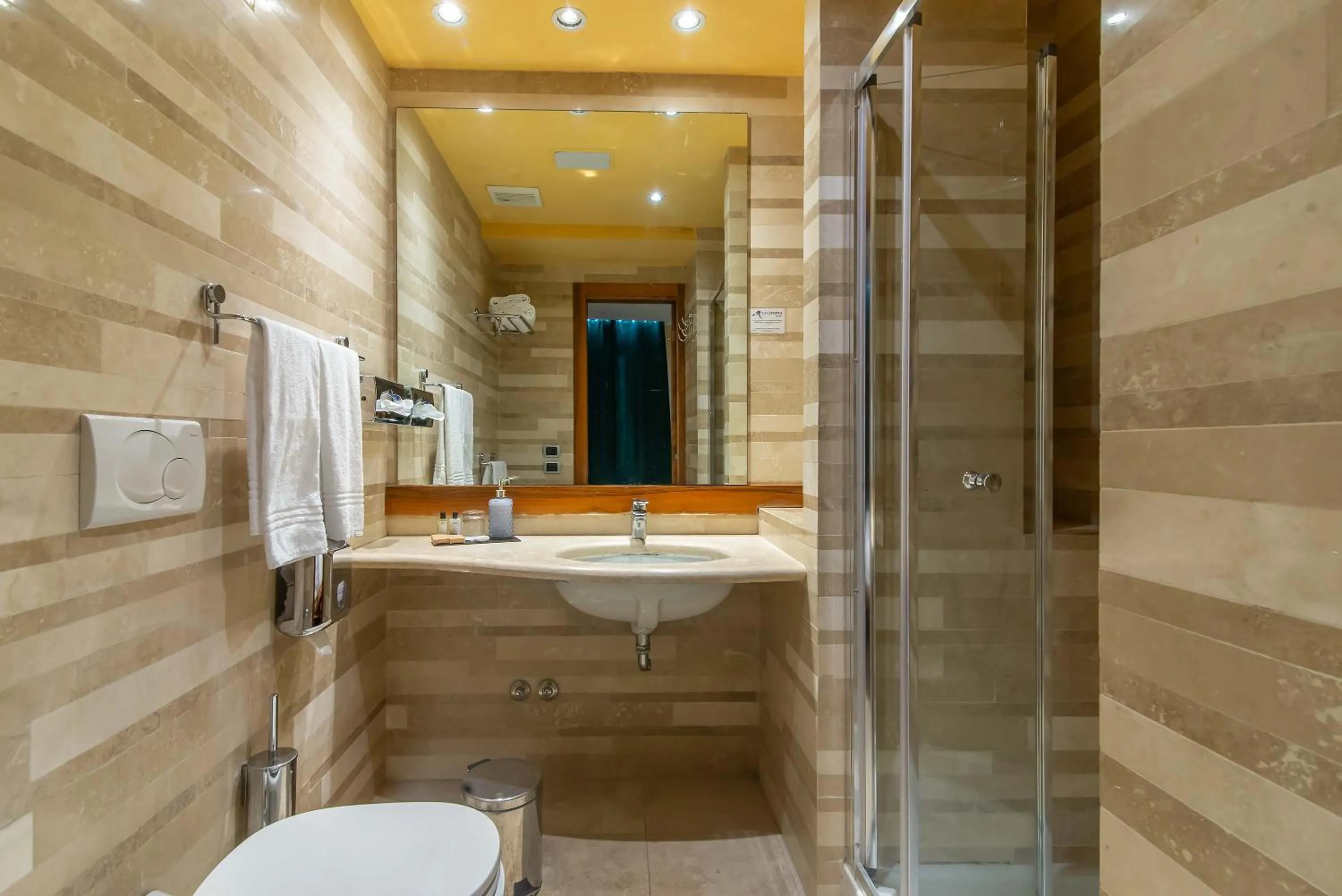 Bathroom in Hotel Tritone