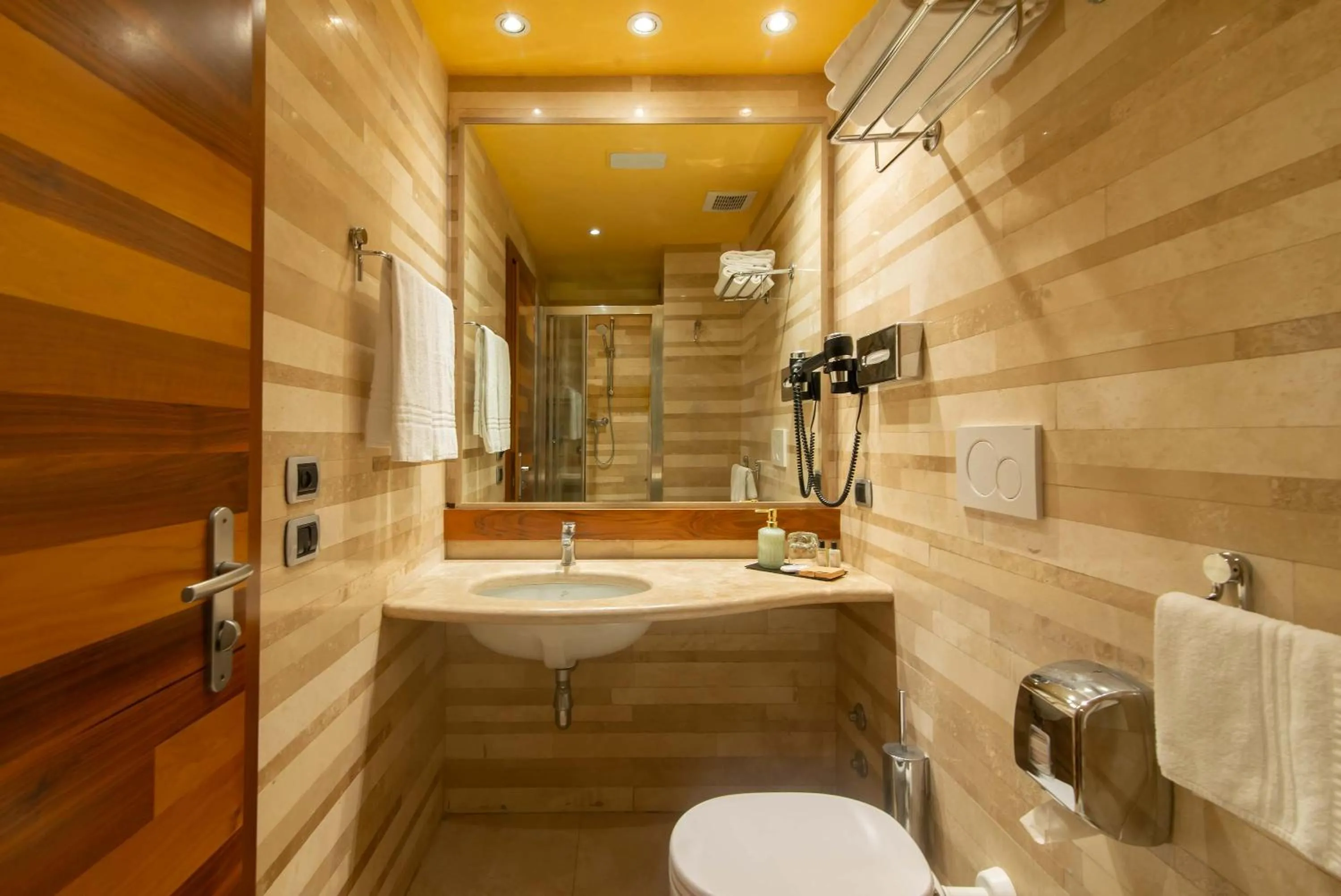 Bathroom in Hotel Tritone