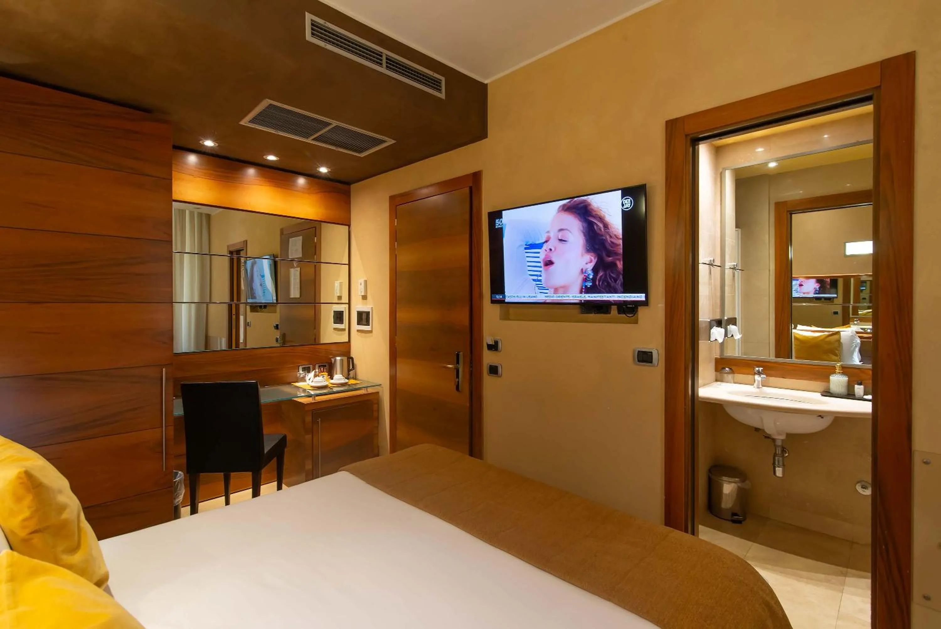 Photo of the whole room, Bed in Hotel Tritone