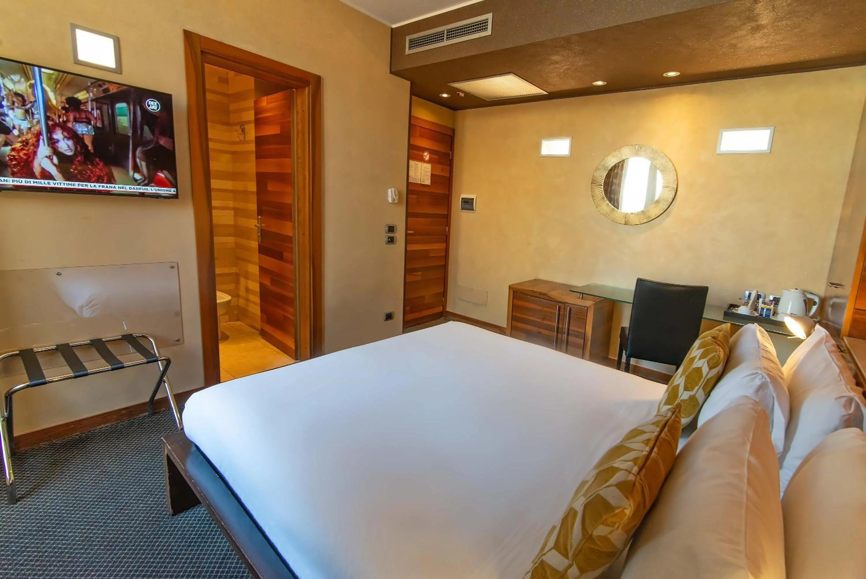 Photo of the whole room, Bed in Hotel Tritone