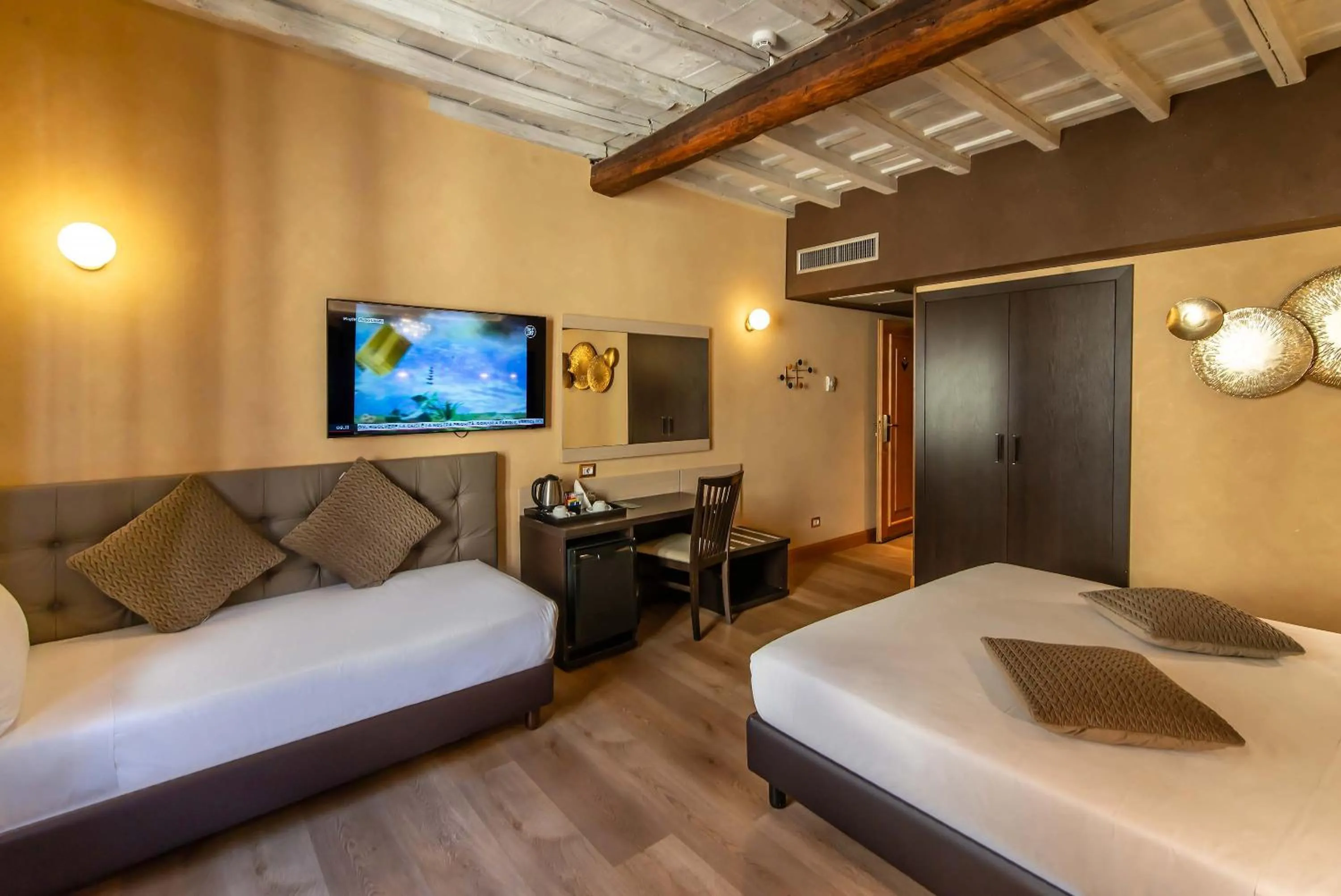 Photo of the whole room, Bed in Hotel Tritone