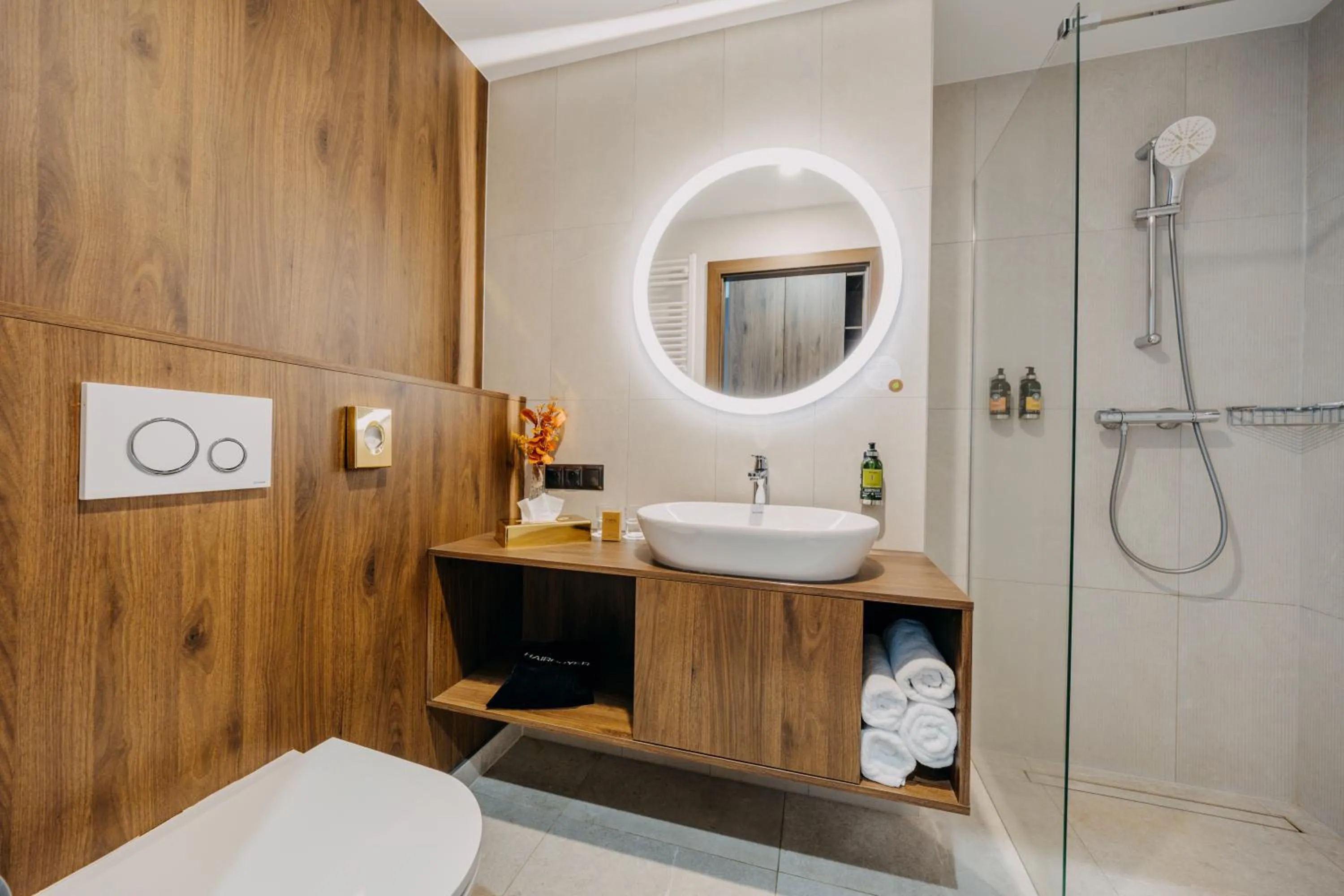 Shower in Elements Hotel&Spa