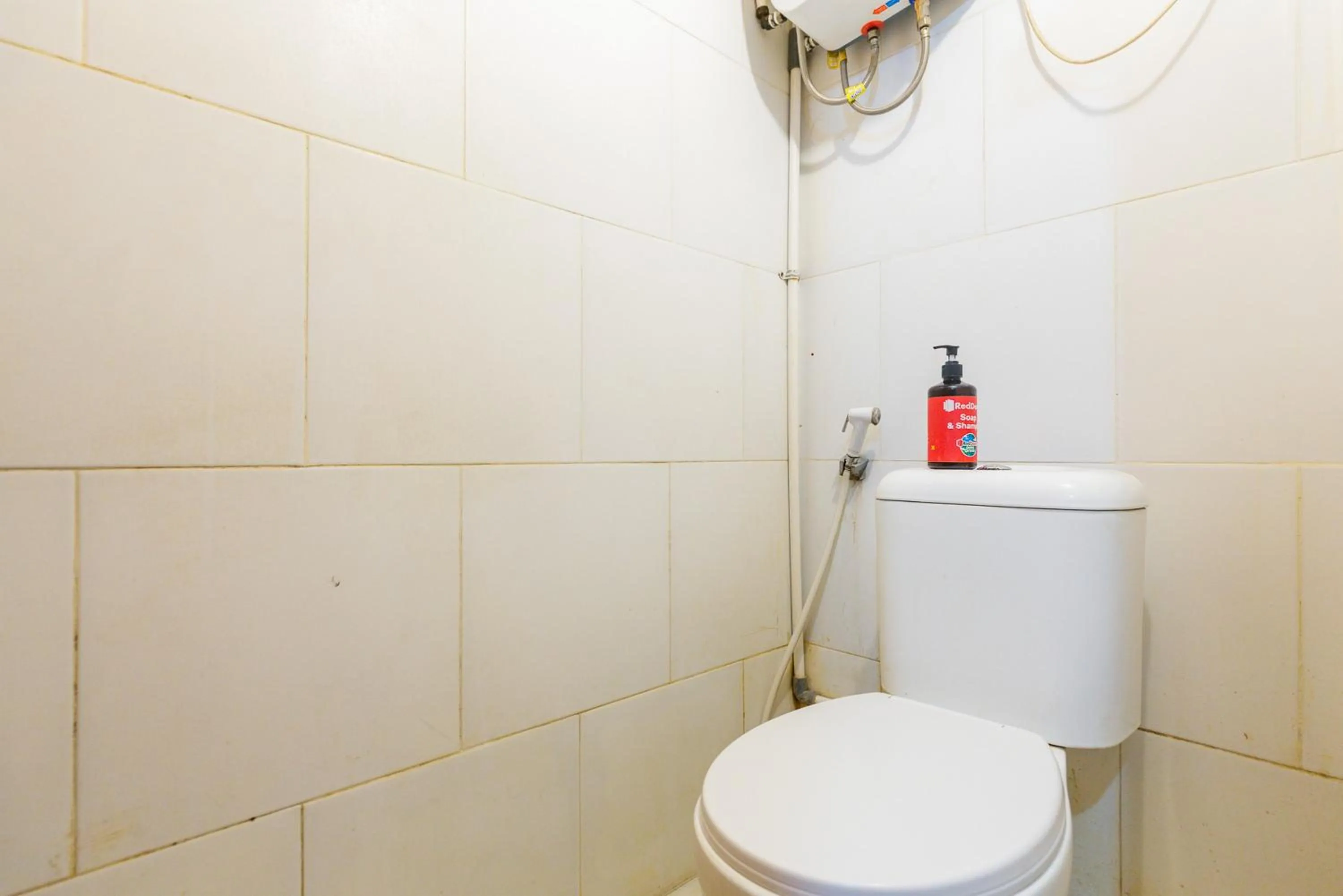 Bathroom in RedDoorz At Stariez Kemang
