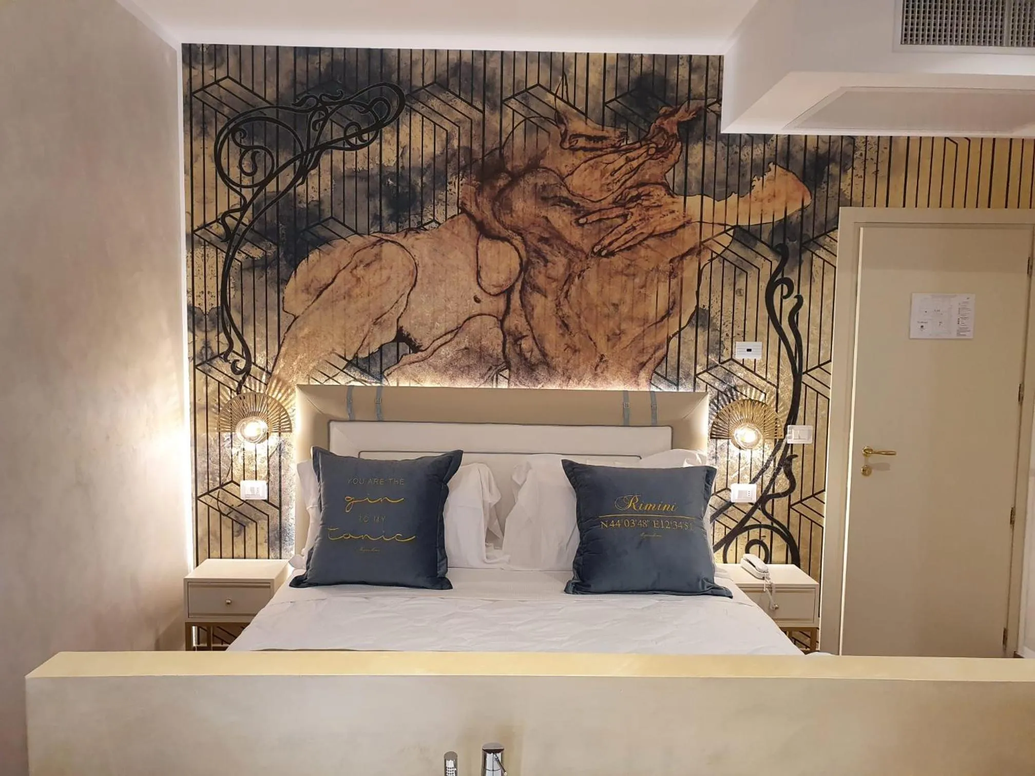 Photo of the whole room, Bed in Amsterdam Suite Hotel & SPA