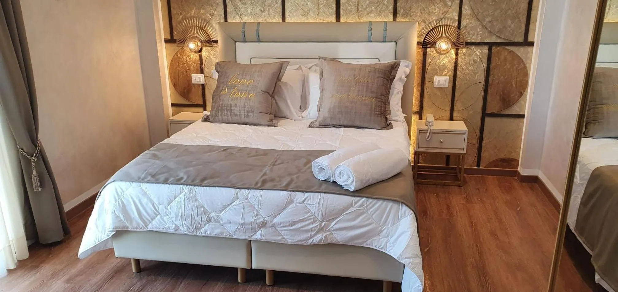 Photo of the whole room, Bed in Amsterdam Suite Hotel & SPA