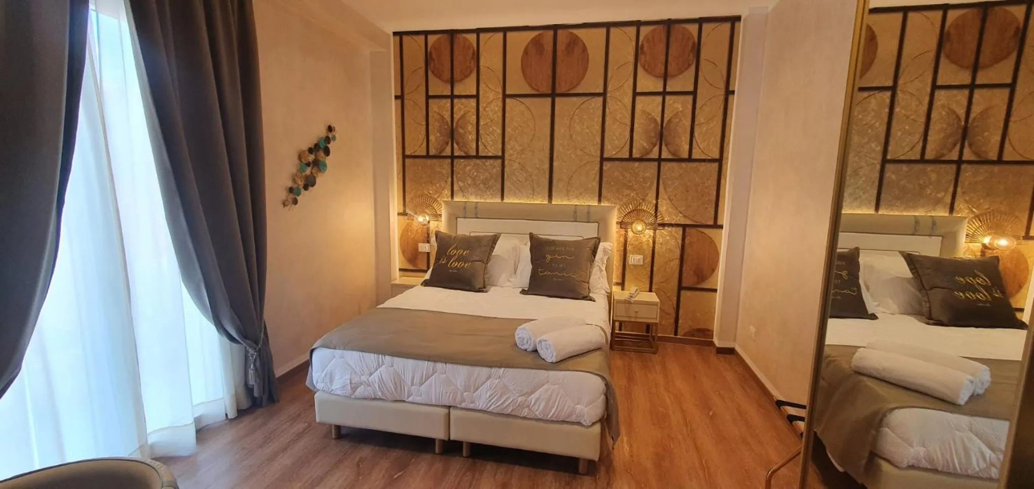 Photo of the whole room, Bed in Amsterdam Suite Hotel & SPA