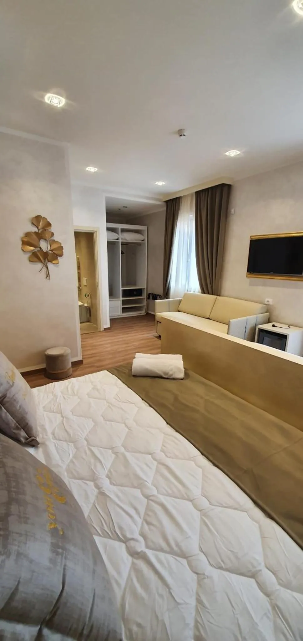 Photo of the whole room, Bed in Amsterdam Suite Hotel & SPA