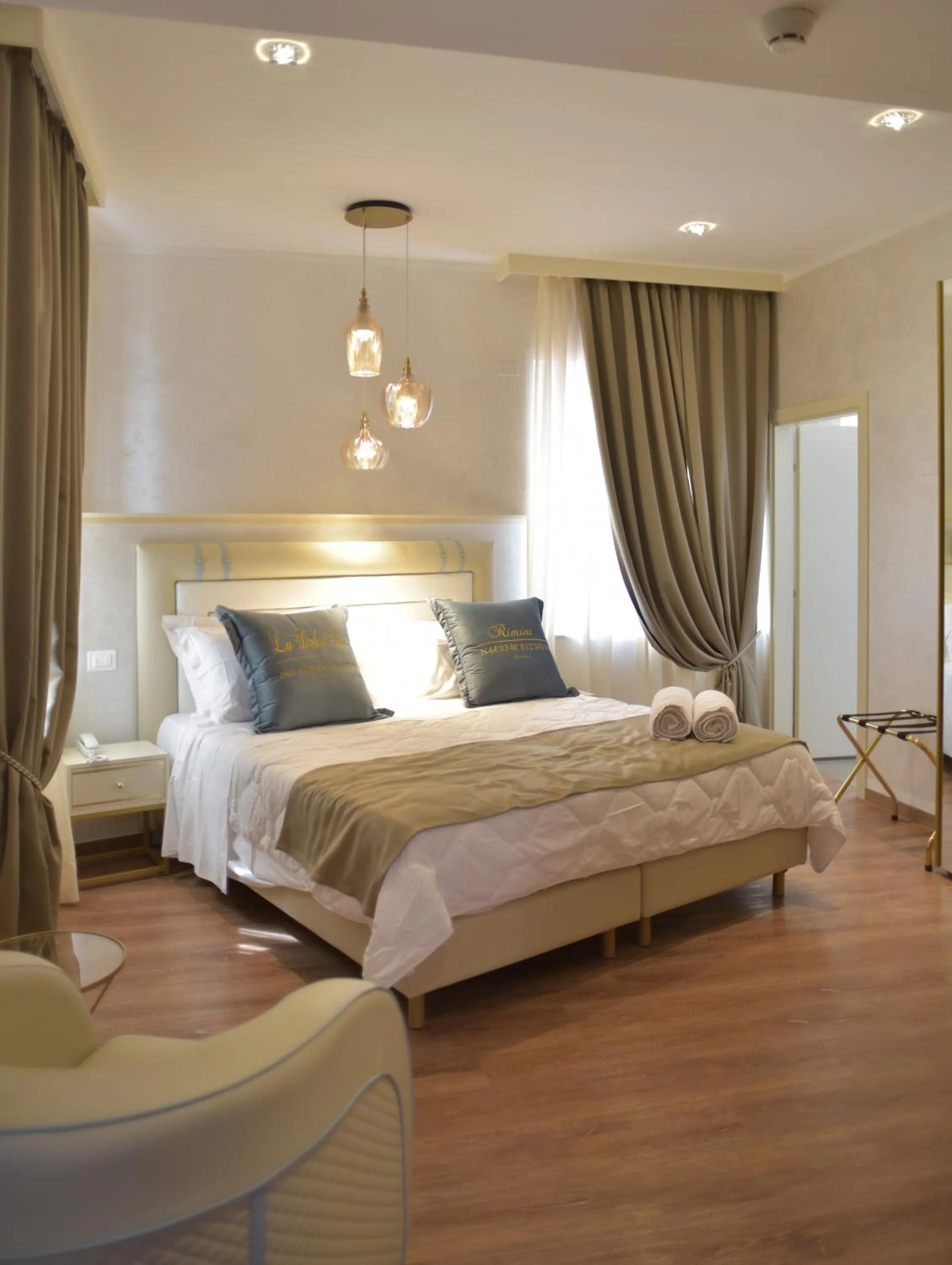 Photo of the whole room, Bed in Amsterdam Suite Hotel & SPA