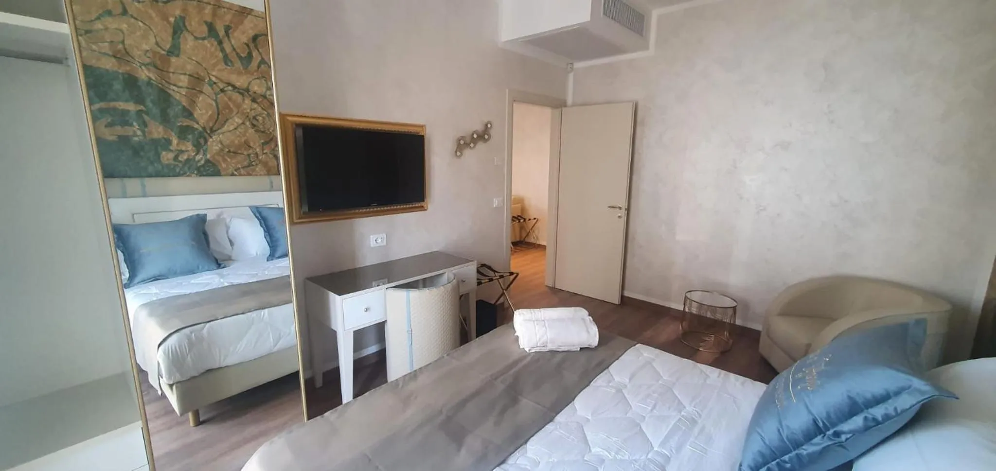 Photo of the whole room, Bed in Amsterdam Suite Hotel & SPA