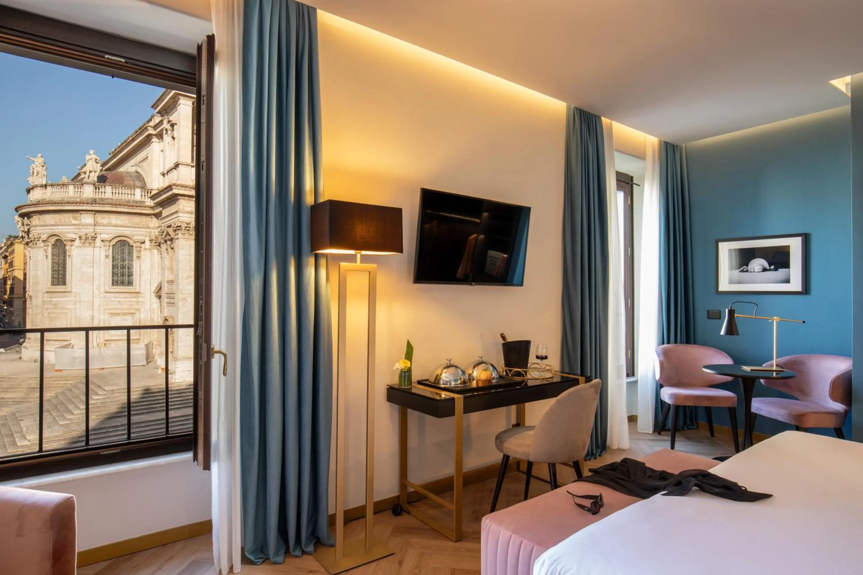 Staff, Bed in The Major Hotel