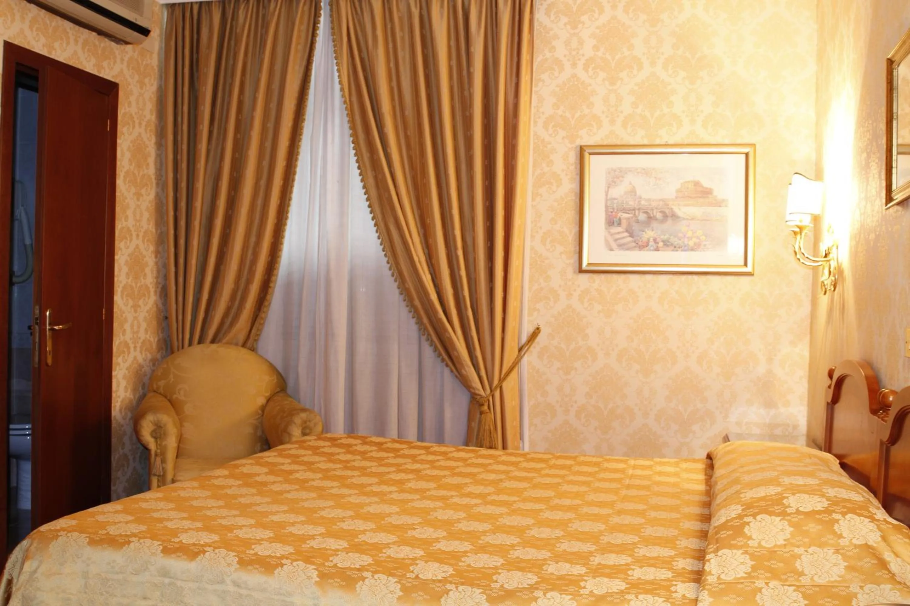 Bedroom, Bed in Hotel Pace Helvezia