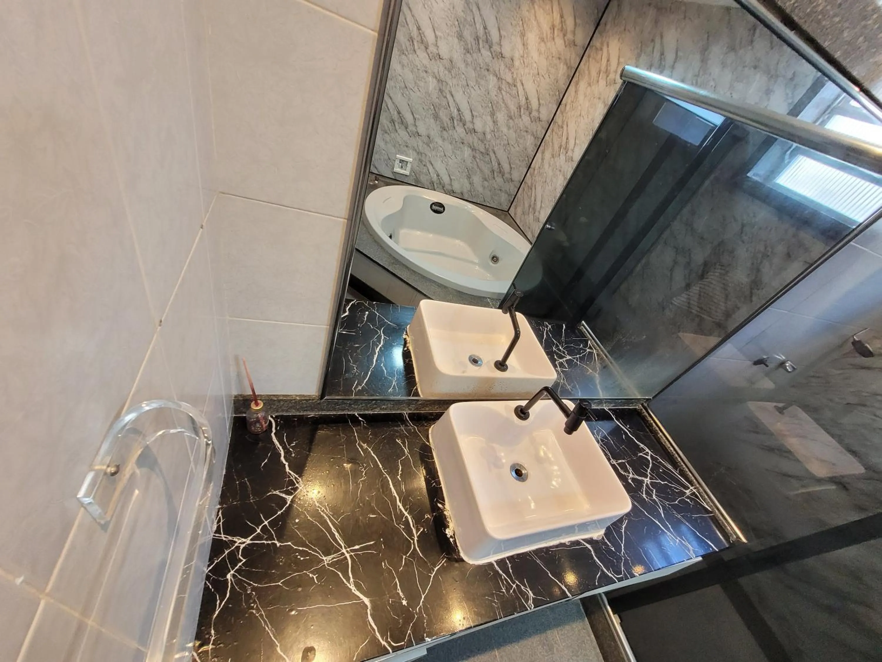 Bathroom in Pousada Sol e Descanso - by Easy Hotéis