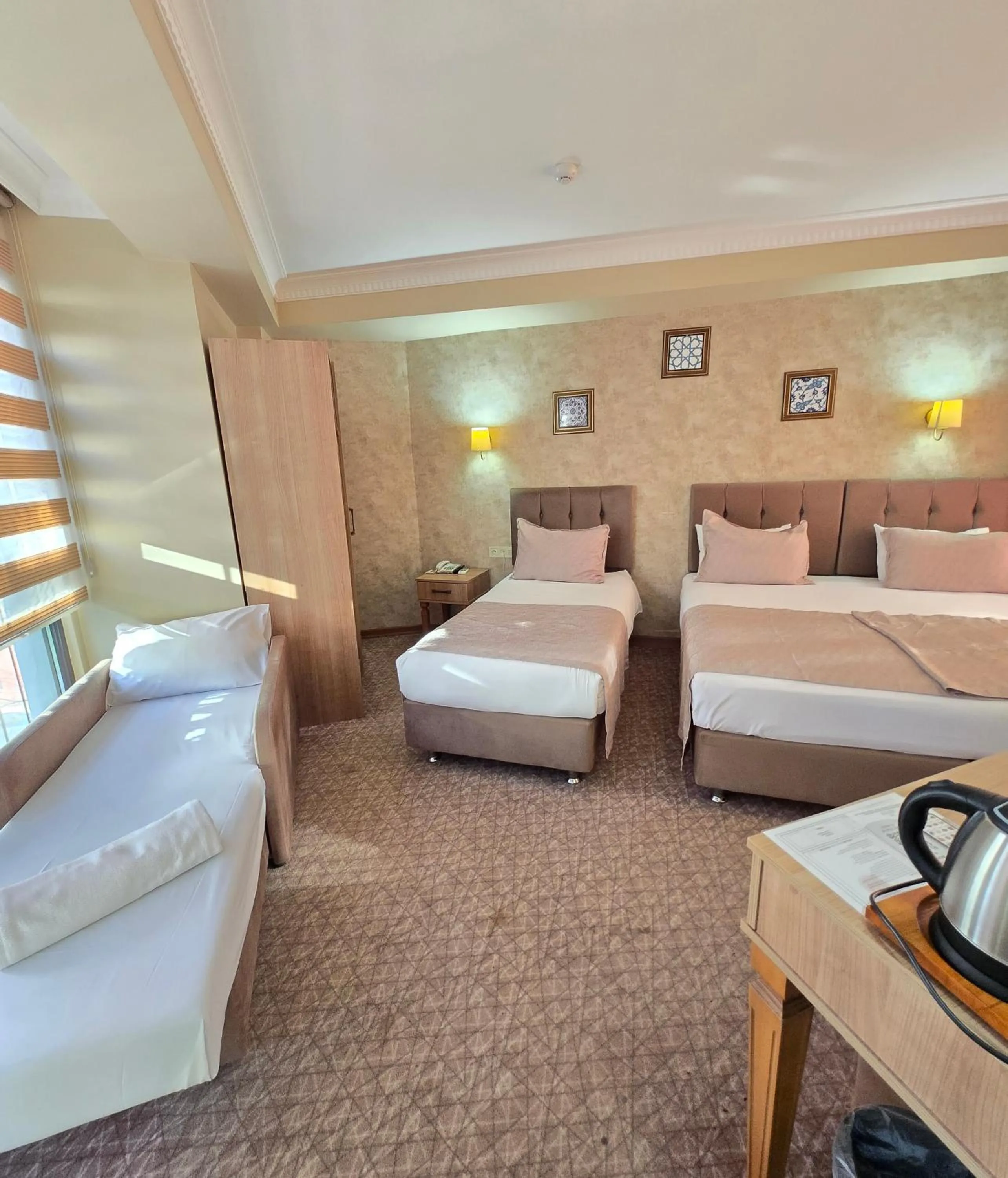 Photo of the whole room, Bed in Sultan Hamit Hotel