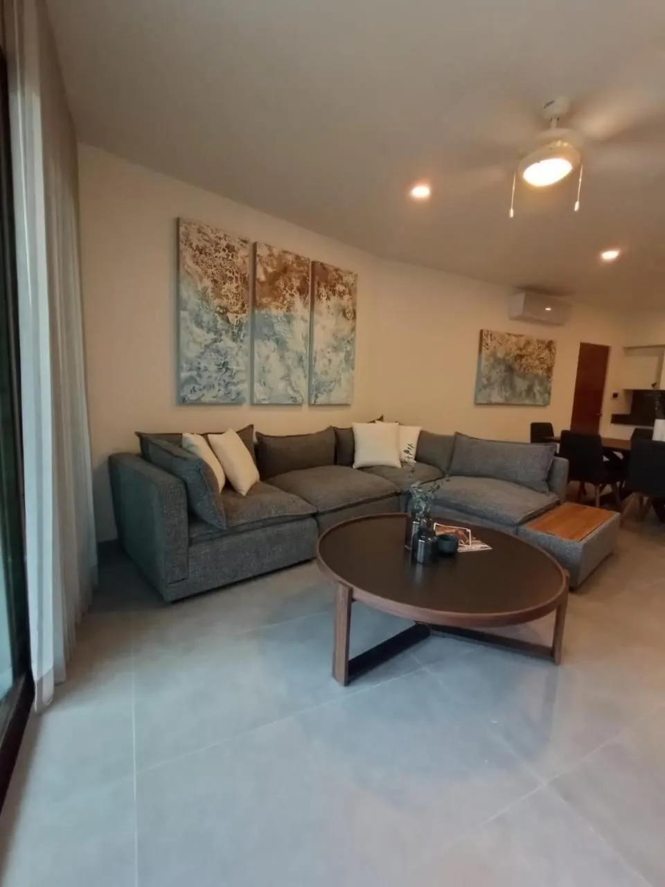 Living room in Azalea by Zamá Homes