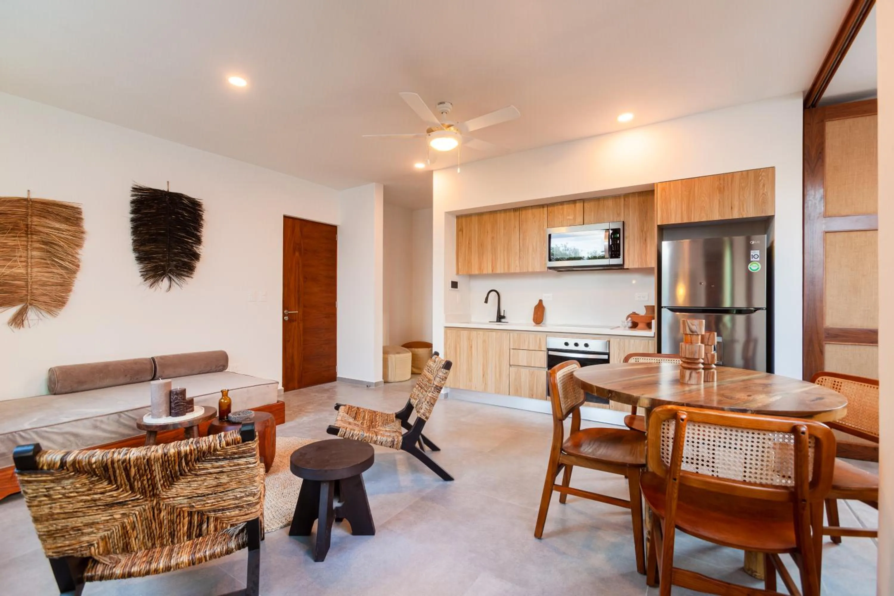 Living room in Azalea by Zamá Homes