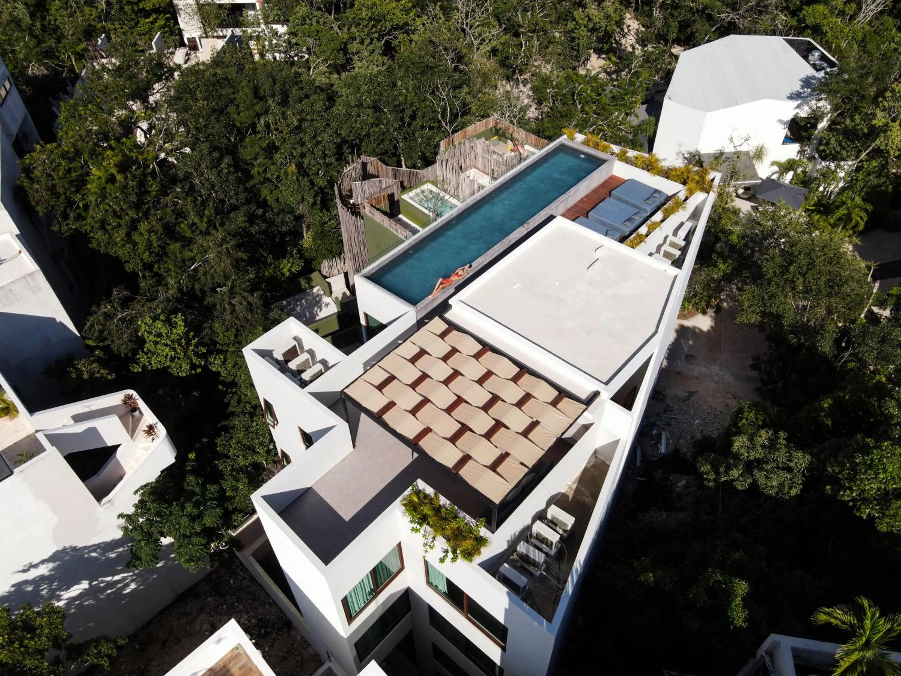 Swimming pool in Azalea by Zamá Homes