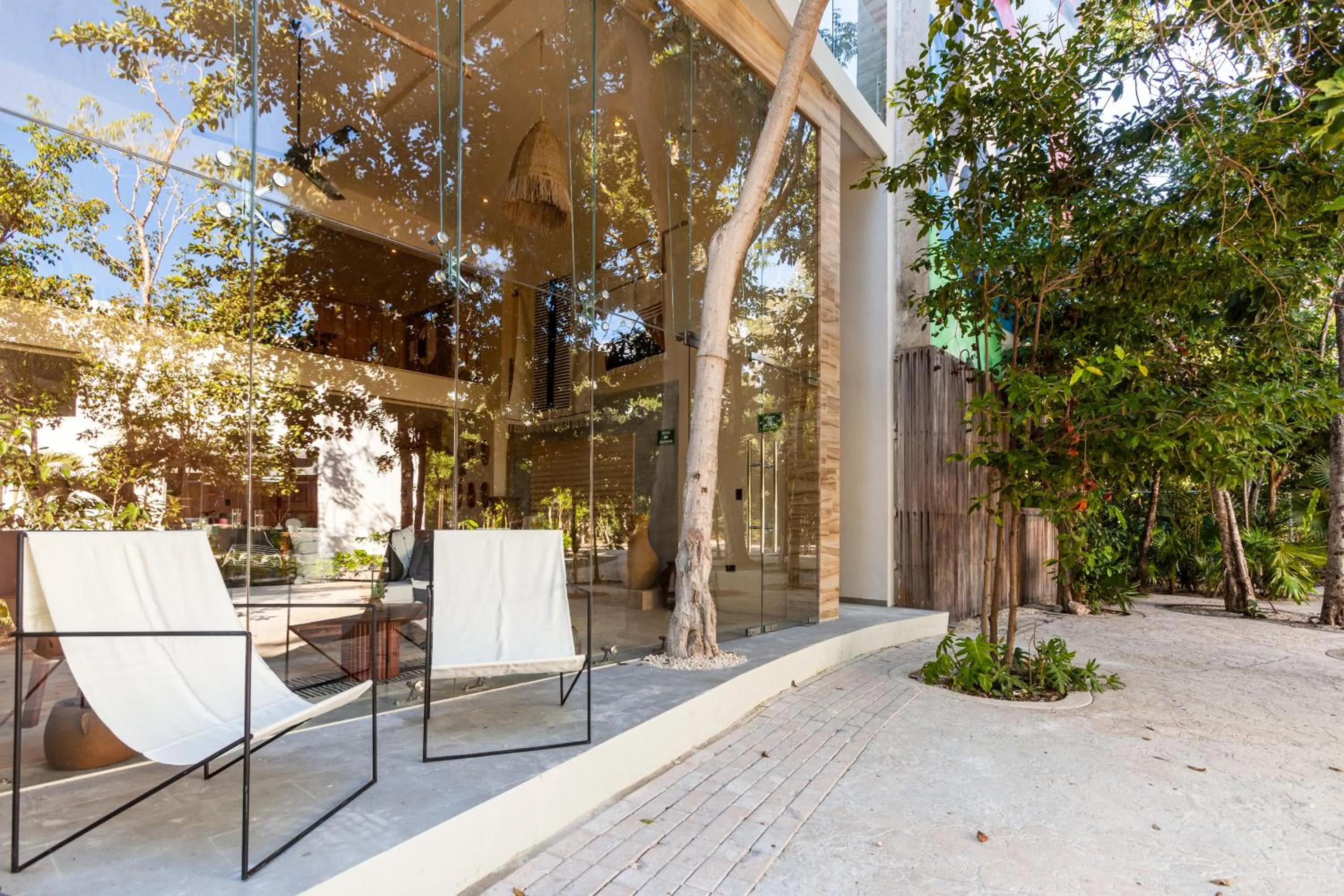 Facade/entrance in Azalea by Zamá Homes