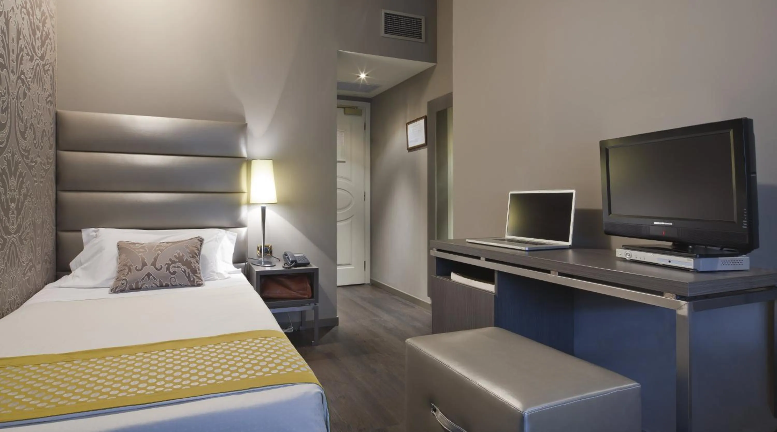 Photo of the whole room, Bed in Hotel Mozart