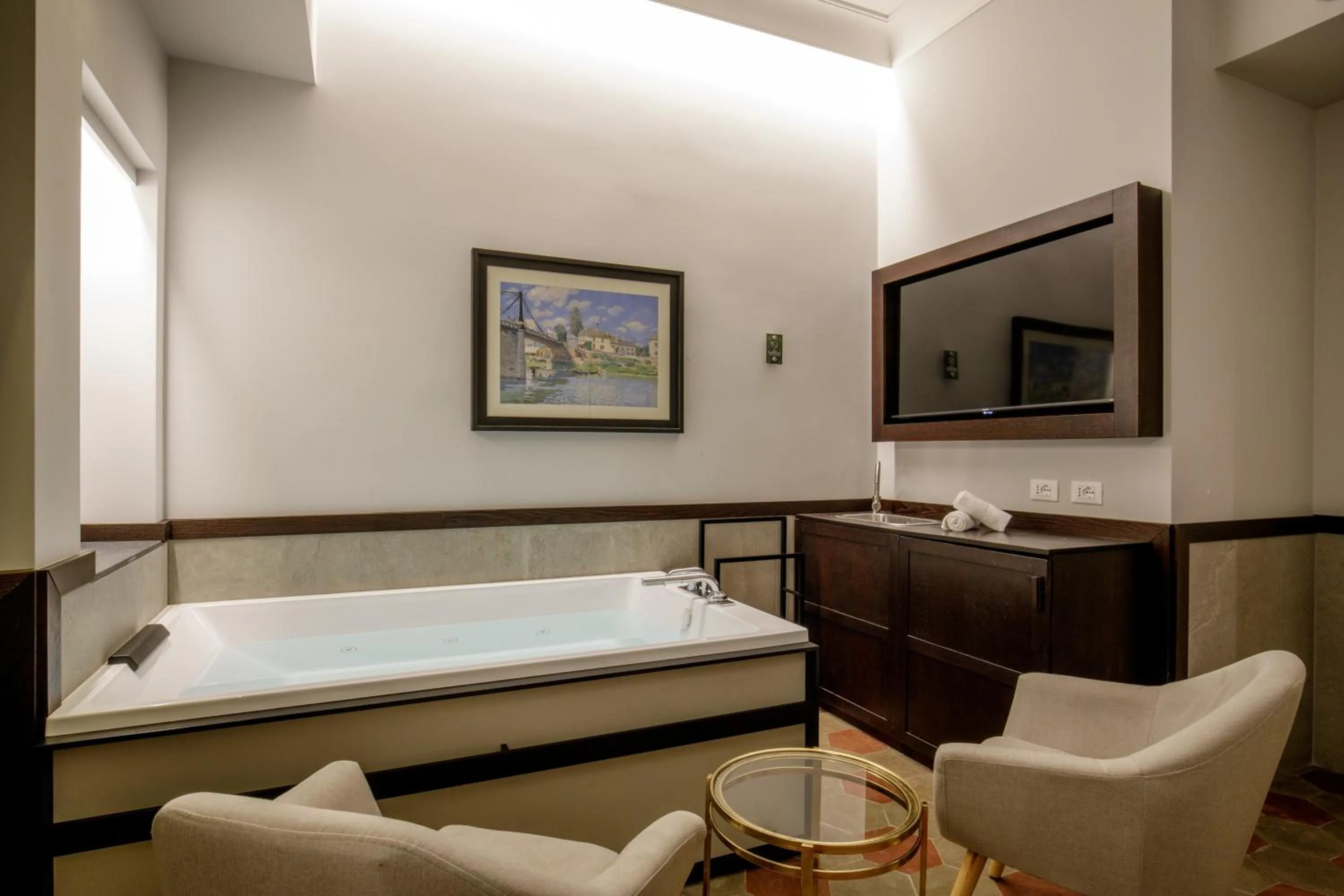 Hot Tub in Flâneur Suites Corso