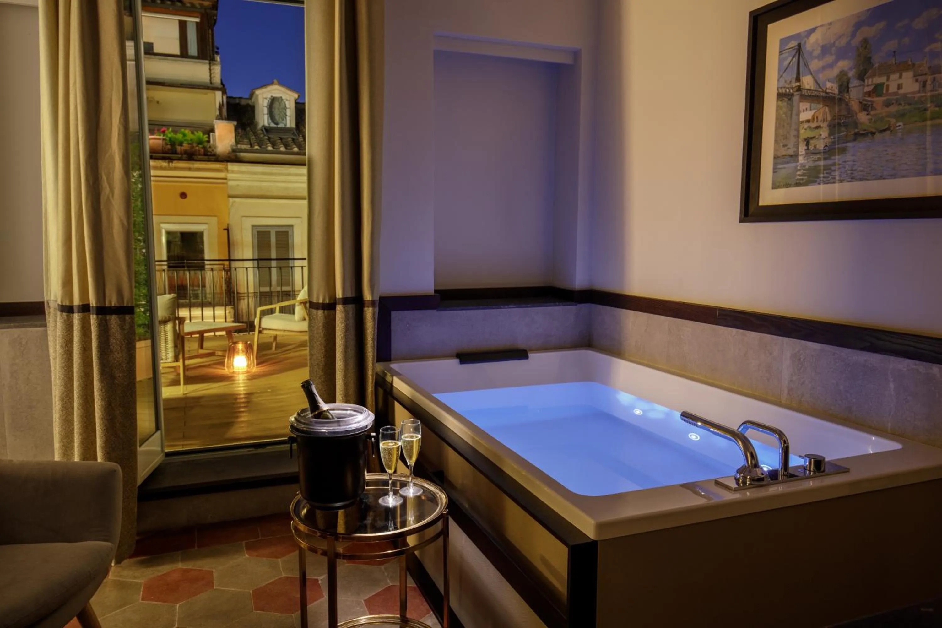 Hot Tub in Flâneur Suites Corso