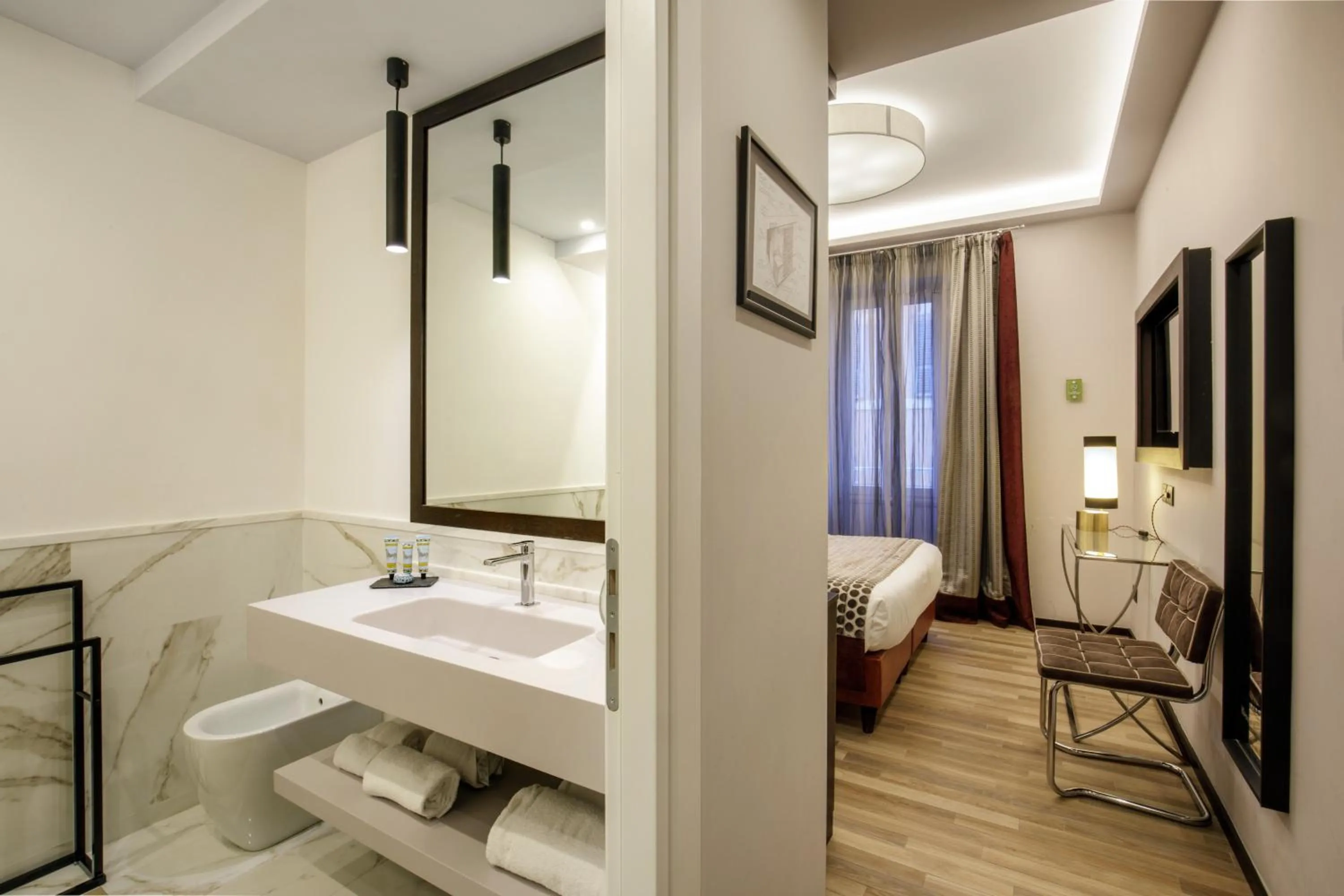 Photo of the whole room, Bed in Flâneur Suites Corso