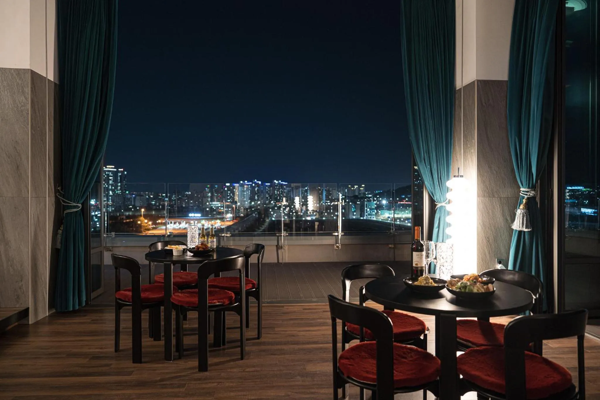 Restaurant/places to eat in Act Hotel