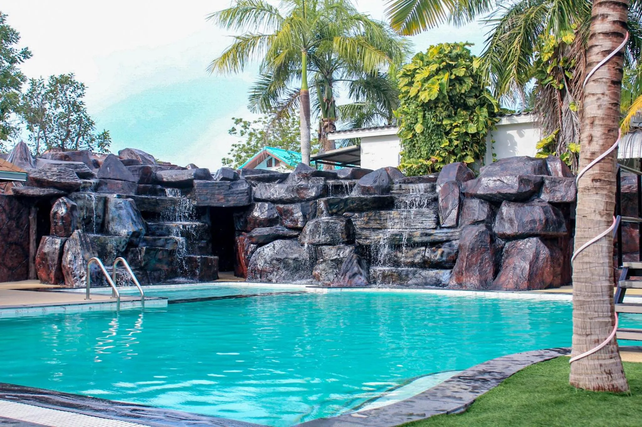 Swimming pool in Hideaway Resort Banchang