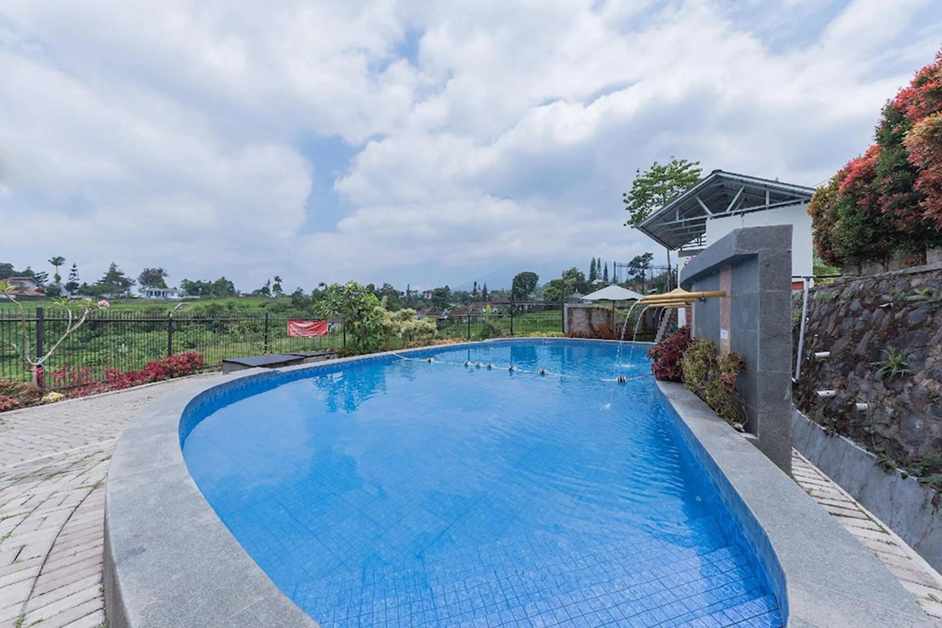 Swimming pool in Mamifokobo Hotel & Glamping
