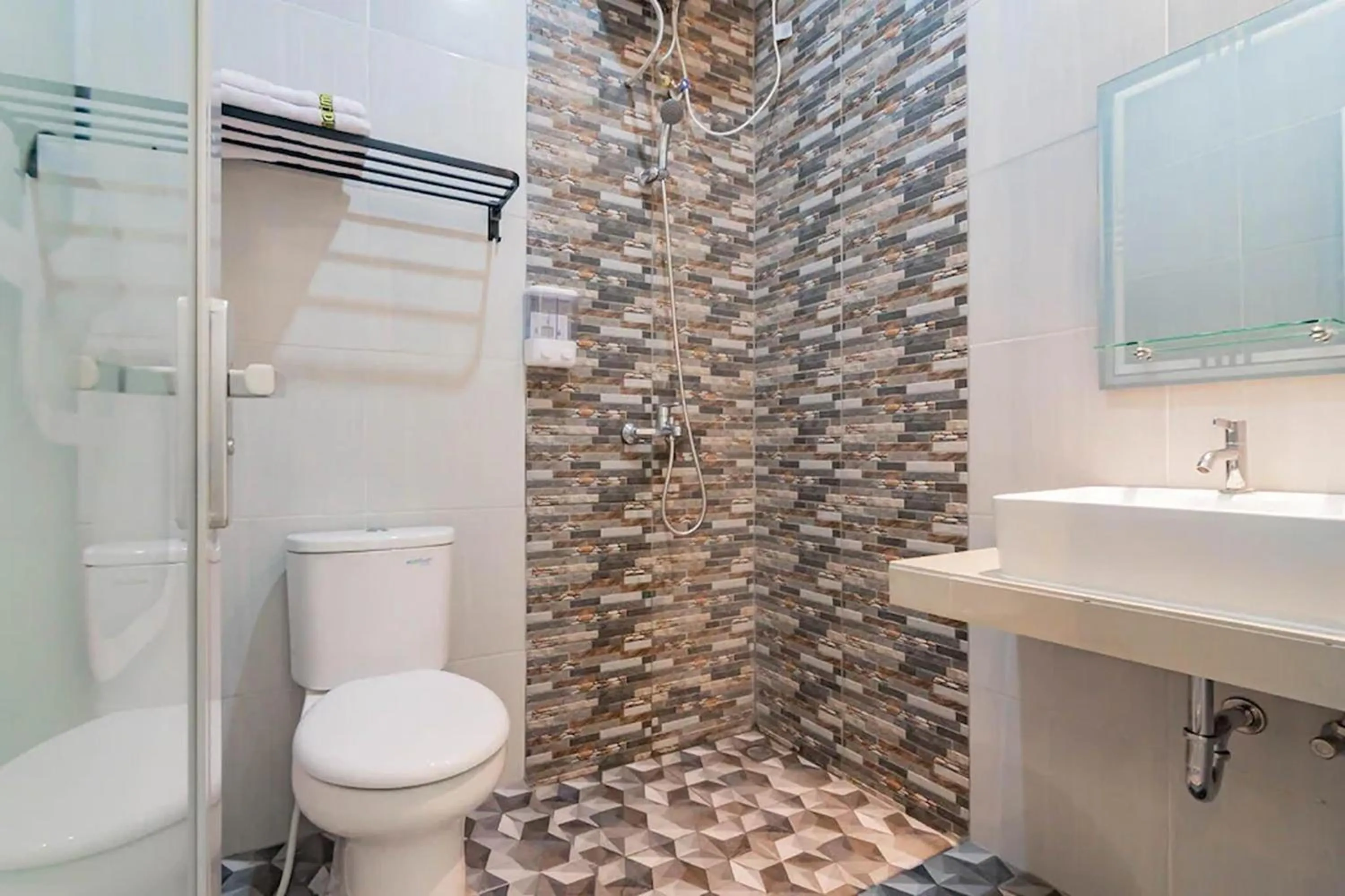 Shower in Mamifokobo Hotel & Glamping