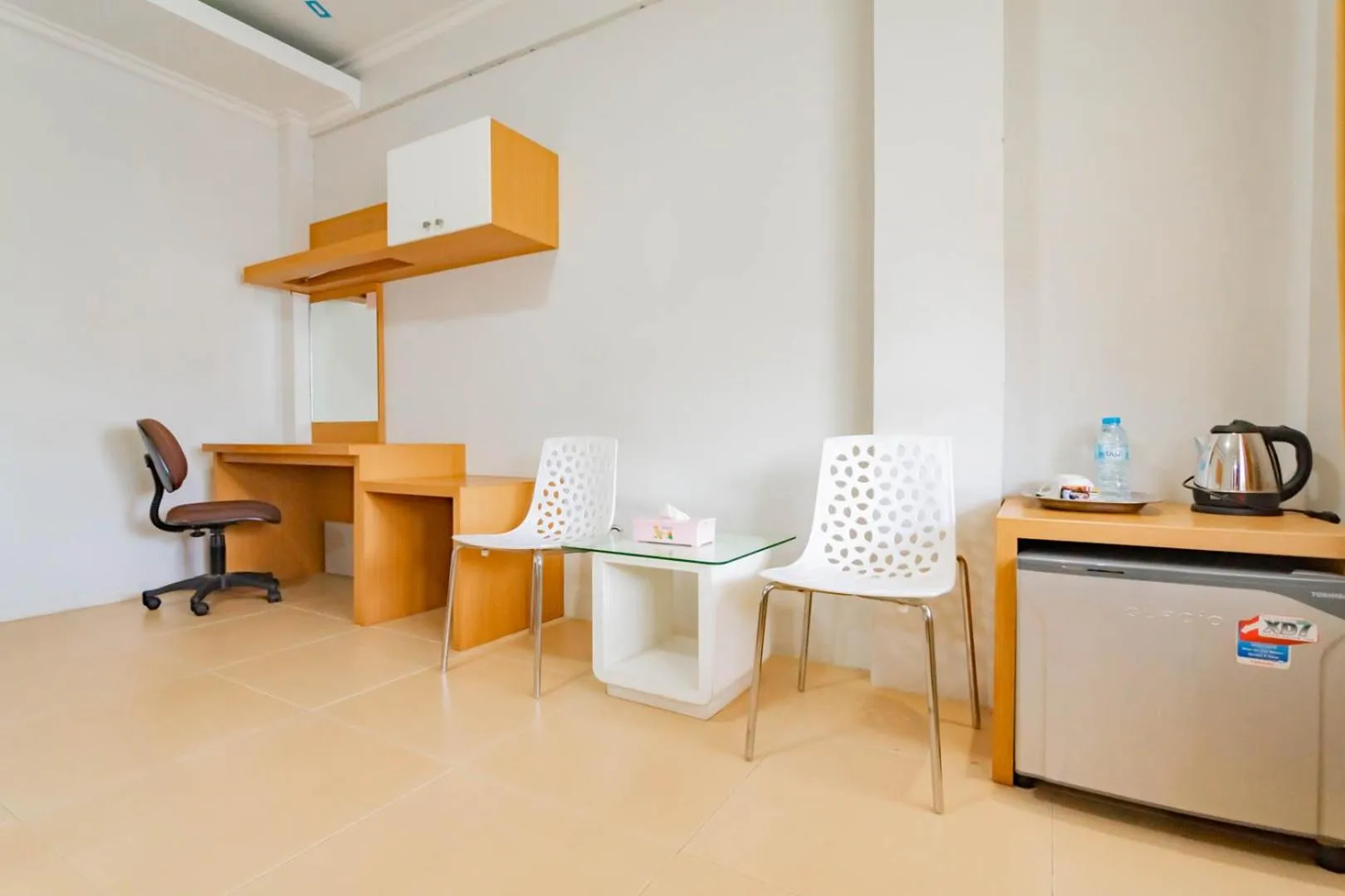 Seating area in Urbanview Hotel Syariah Dapen Pontianak by RedDoorz