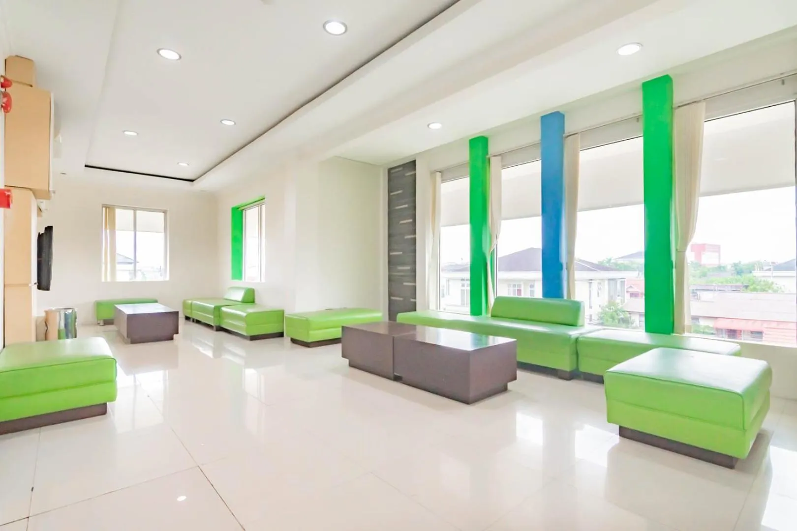 Lobby or reception in Urbanview Hotel Syariah Dapen Pontianak by RedDoorz