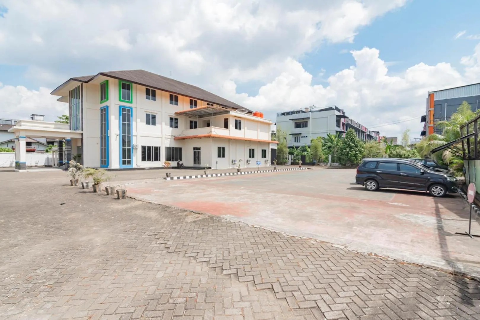 Property building in Urbanview Hotel Syariah Dapen Pontianak by RedDoorz