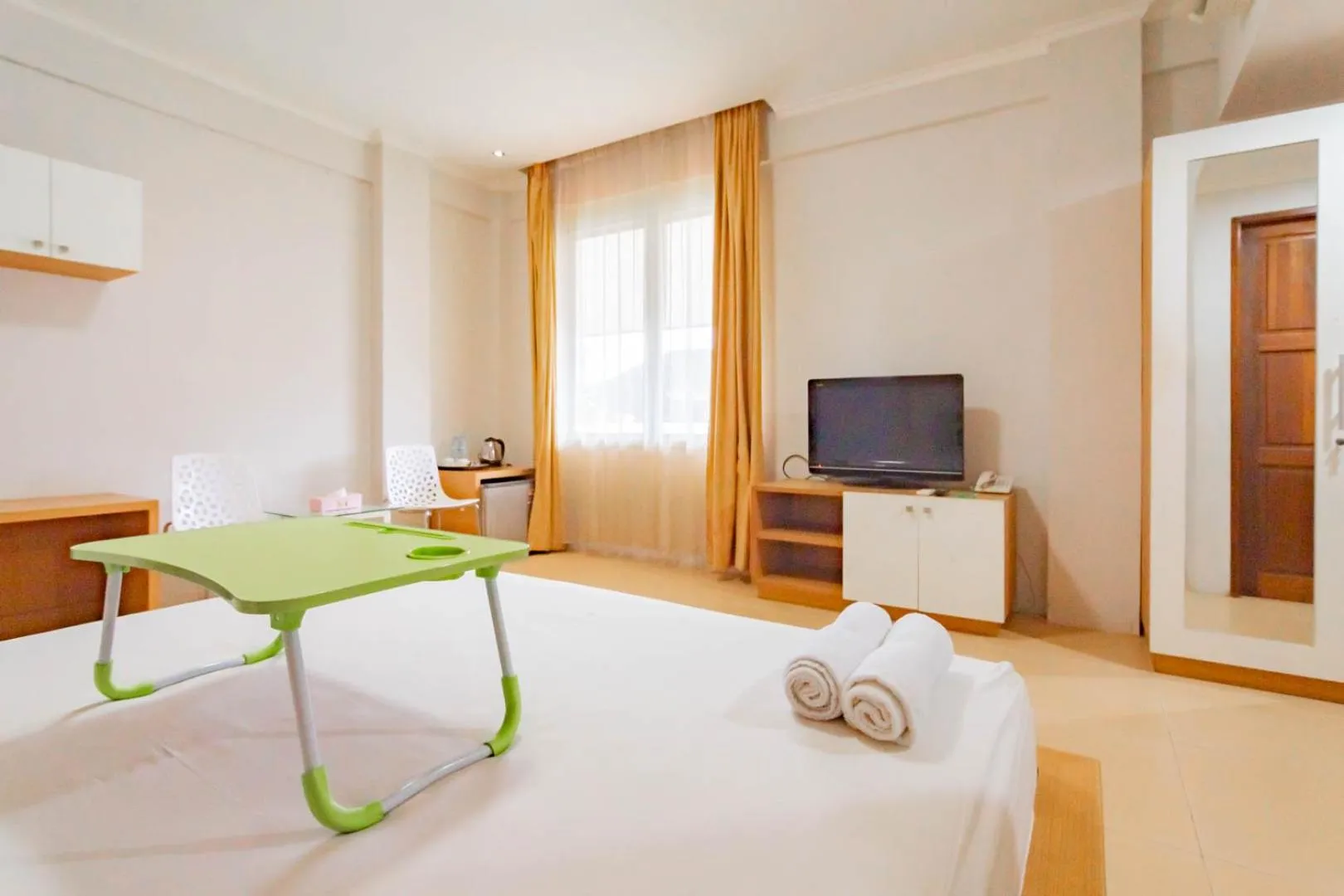 Photo of the whole room, Bed in Urbanview Hotel Syariah Dapen Pontianak by RedDoorz