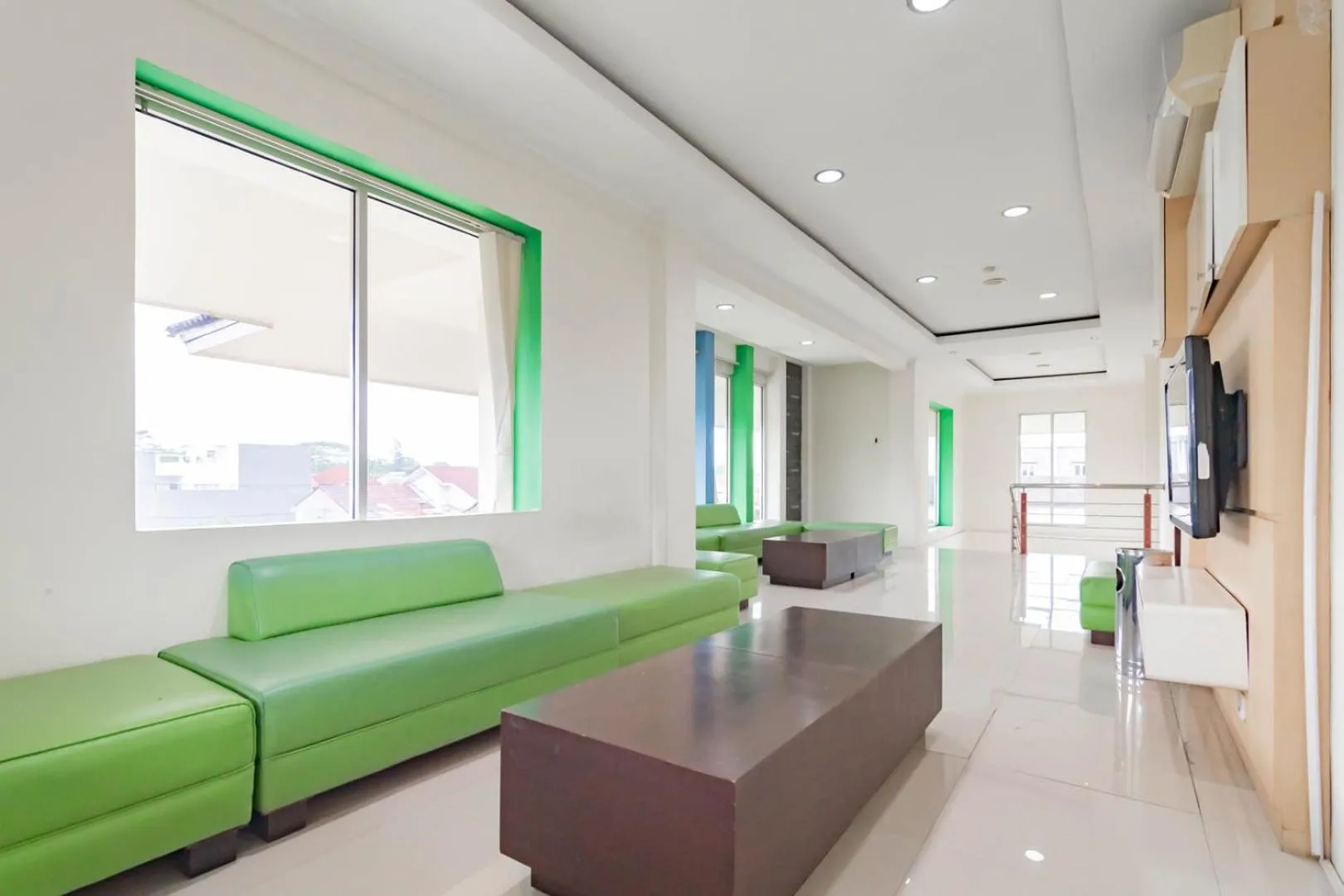 Seating area in Urbanview Hotel Syariah Dapen Pontianak by RedDoorz