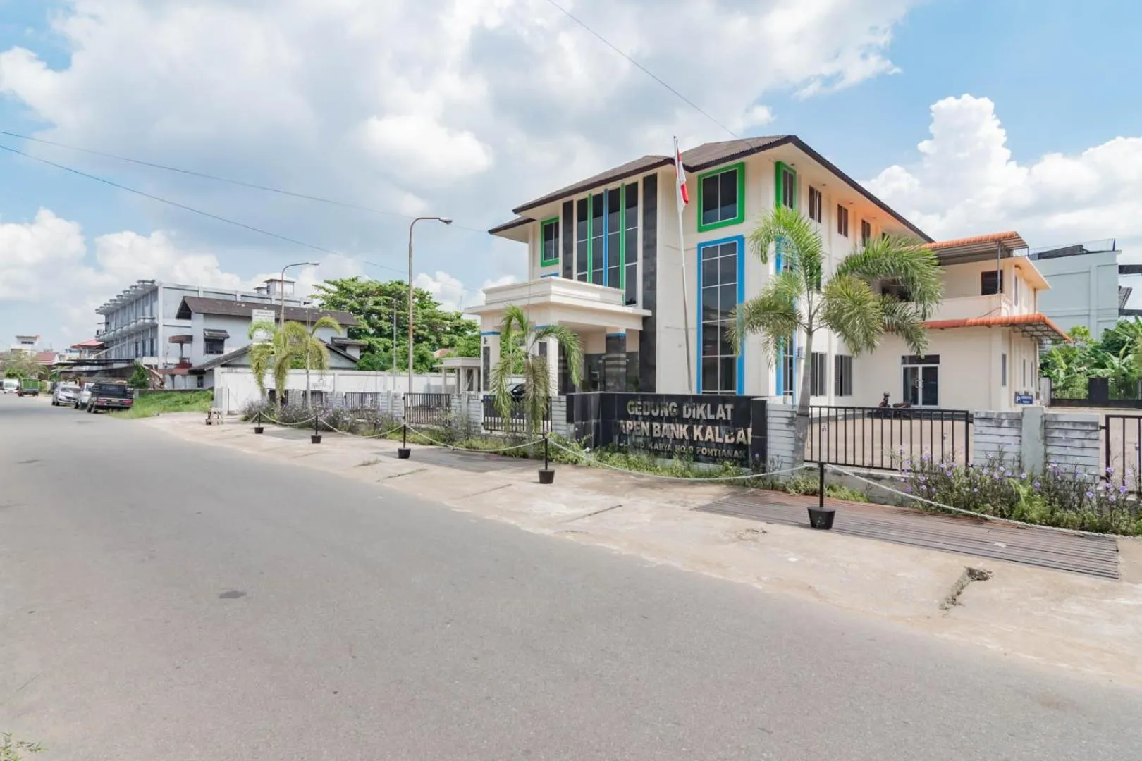 Property building in Urbanview Hotel Syariah Dapen Pontianak by RedDoorz