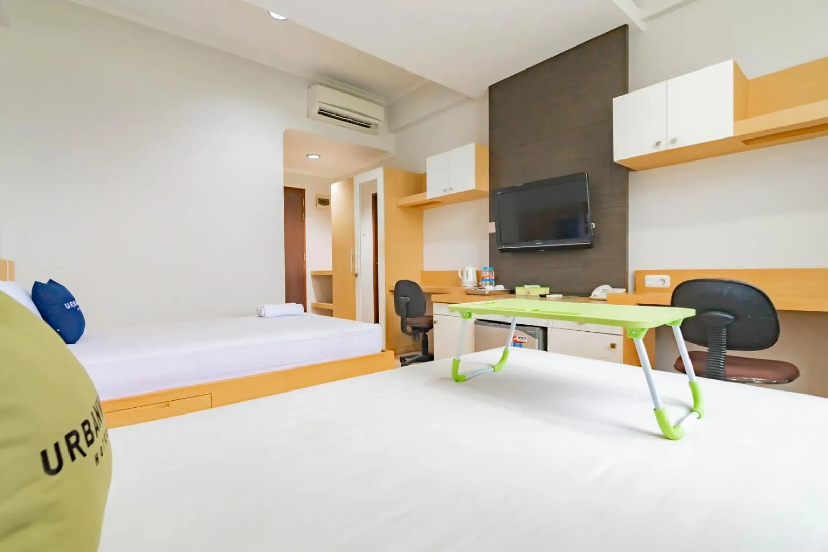 Bed in Urbanview Hotel Syariah Dapen Pontianak by RedDoorz