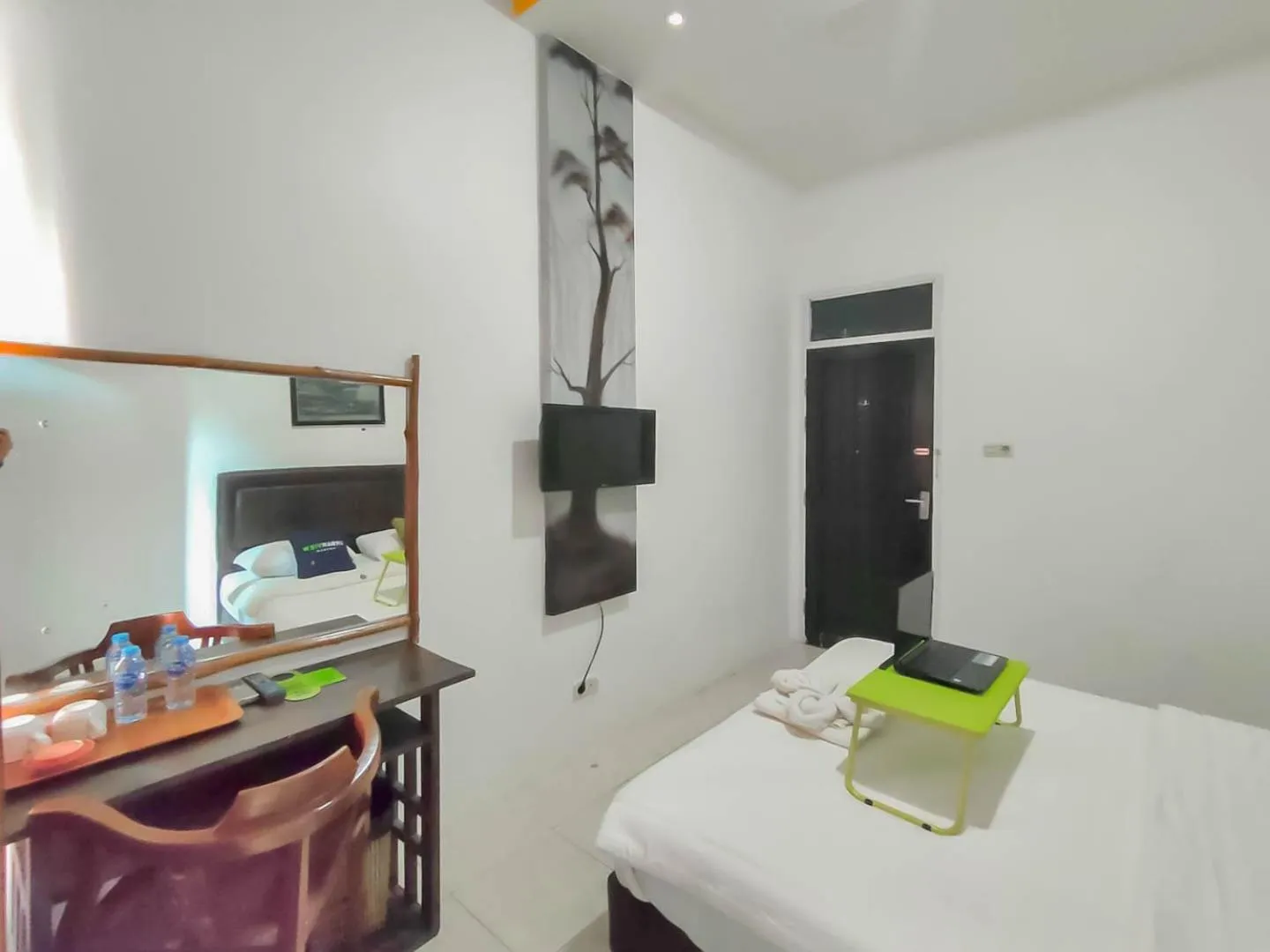 Photo of the whole room, Bed in Urbanview Hotel Bagoes Sintang by RedDoorz