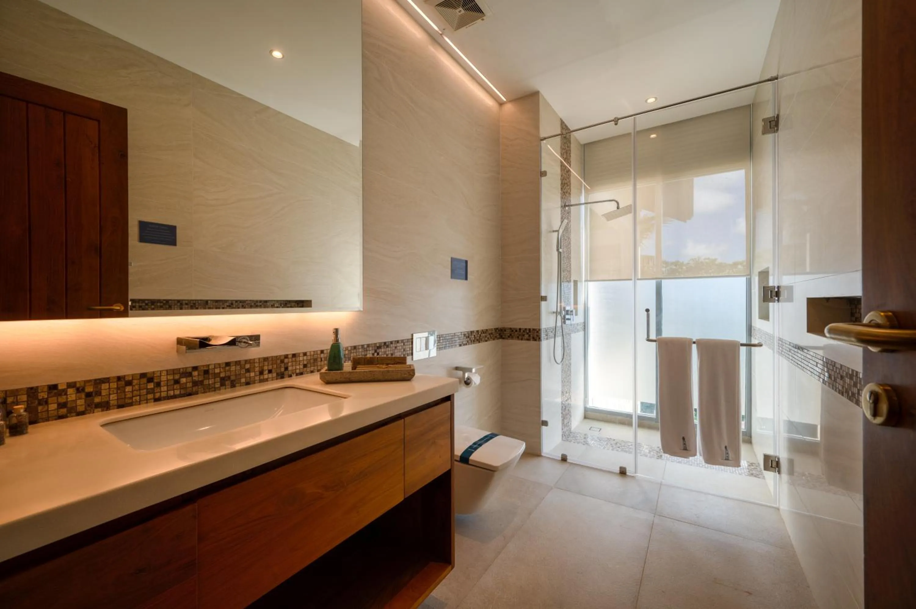 Bathroom, Bed in Beacon By The Bay Villas and Suites by the Clarks