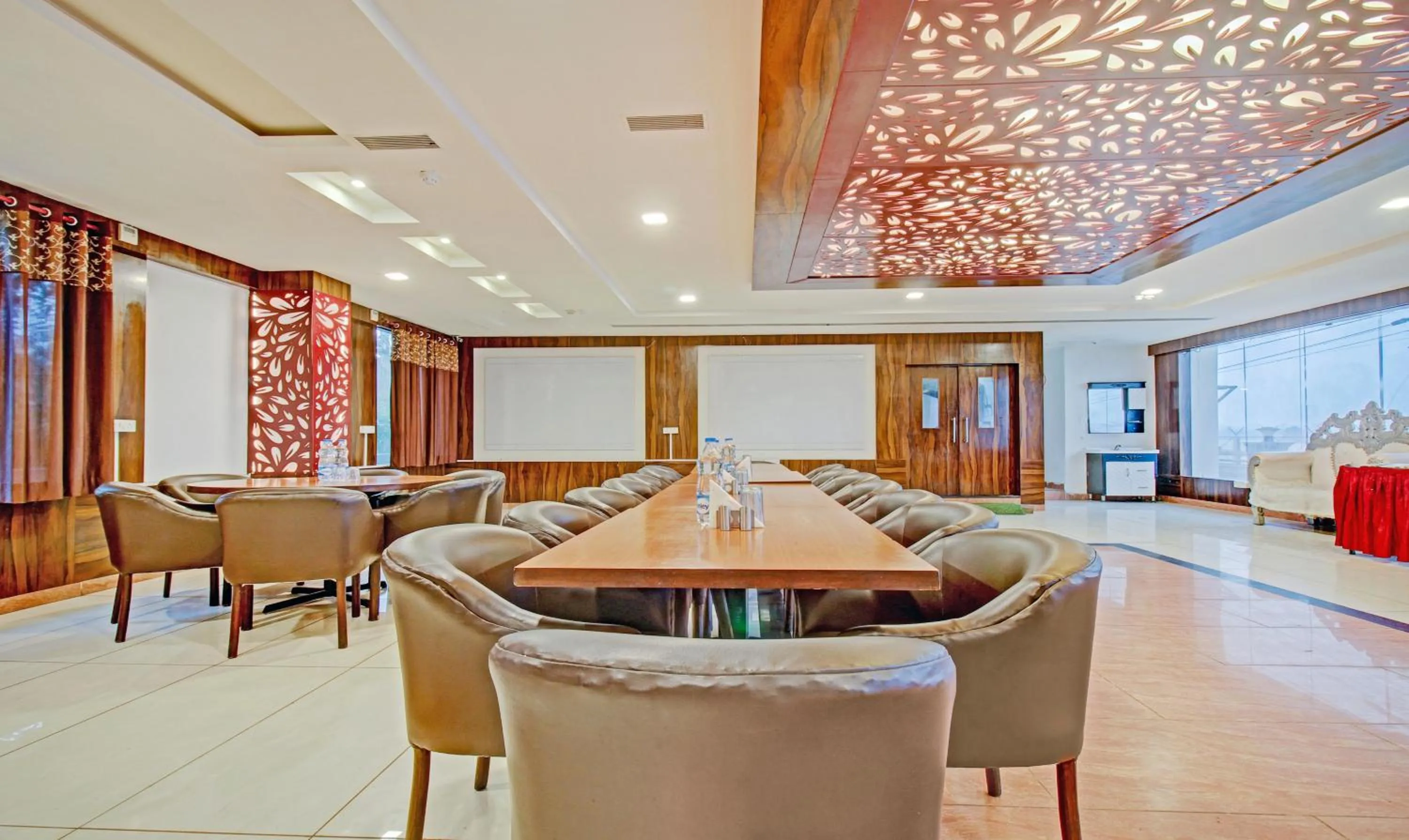 Restaurant/places to eat in Treebo Silver Grand