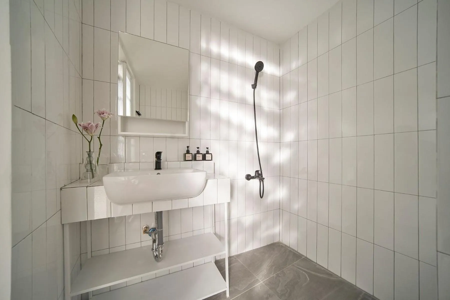 Shower in M Village Living Trần Quốc Thảo