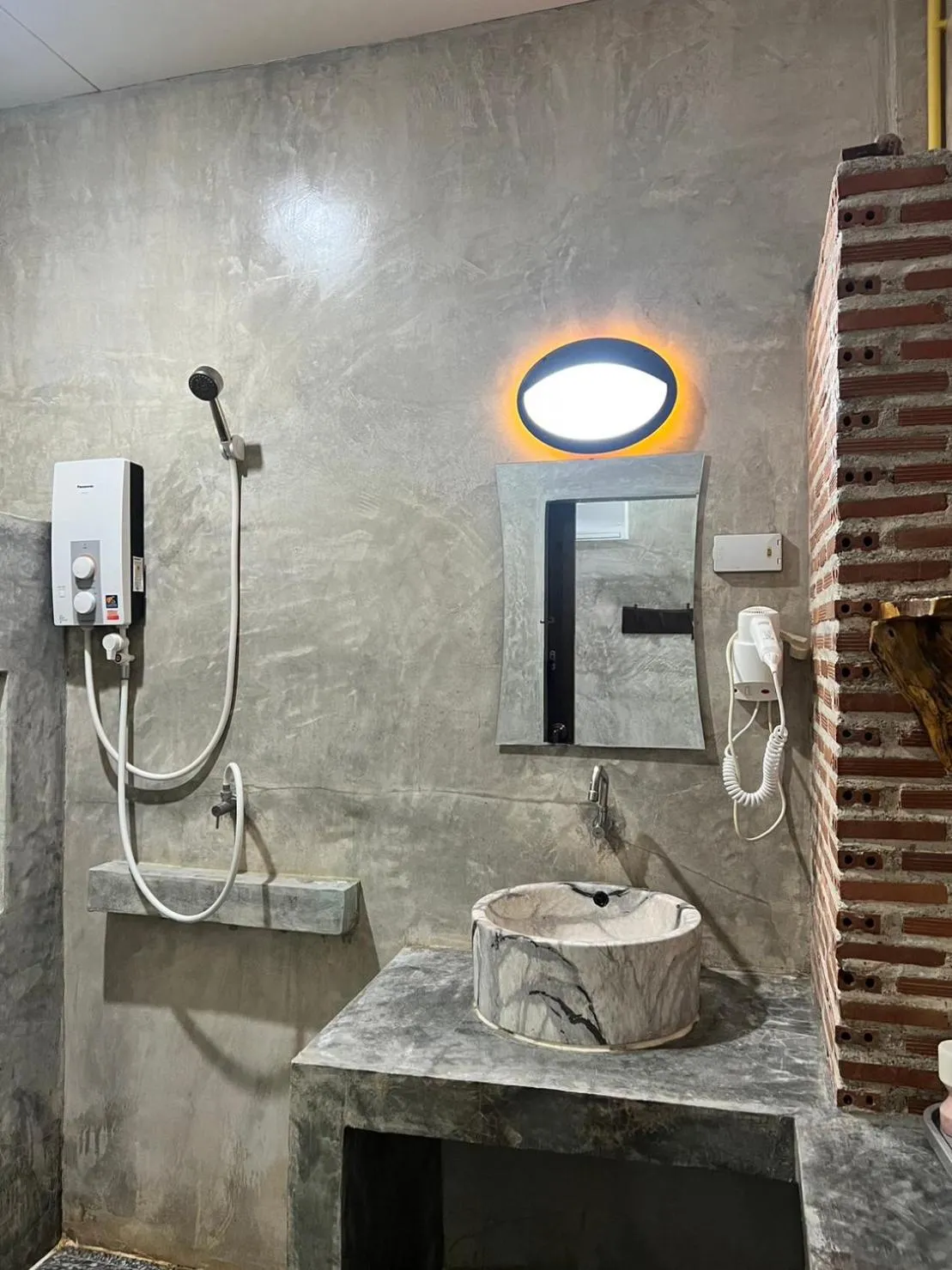 Shower in Sunshine On The Rock