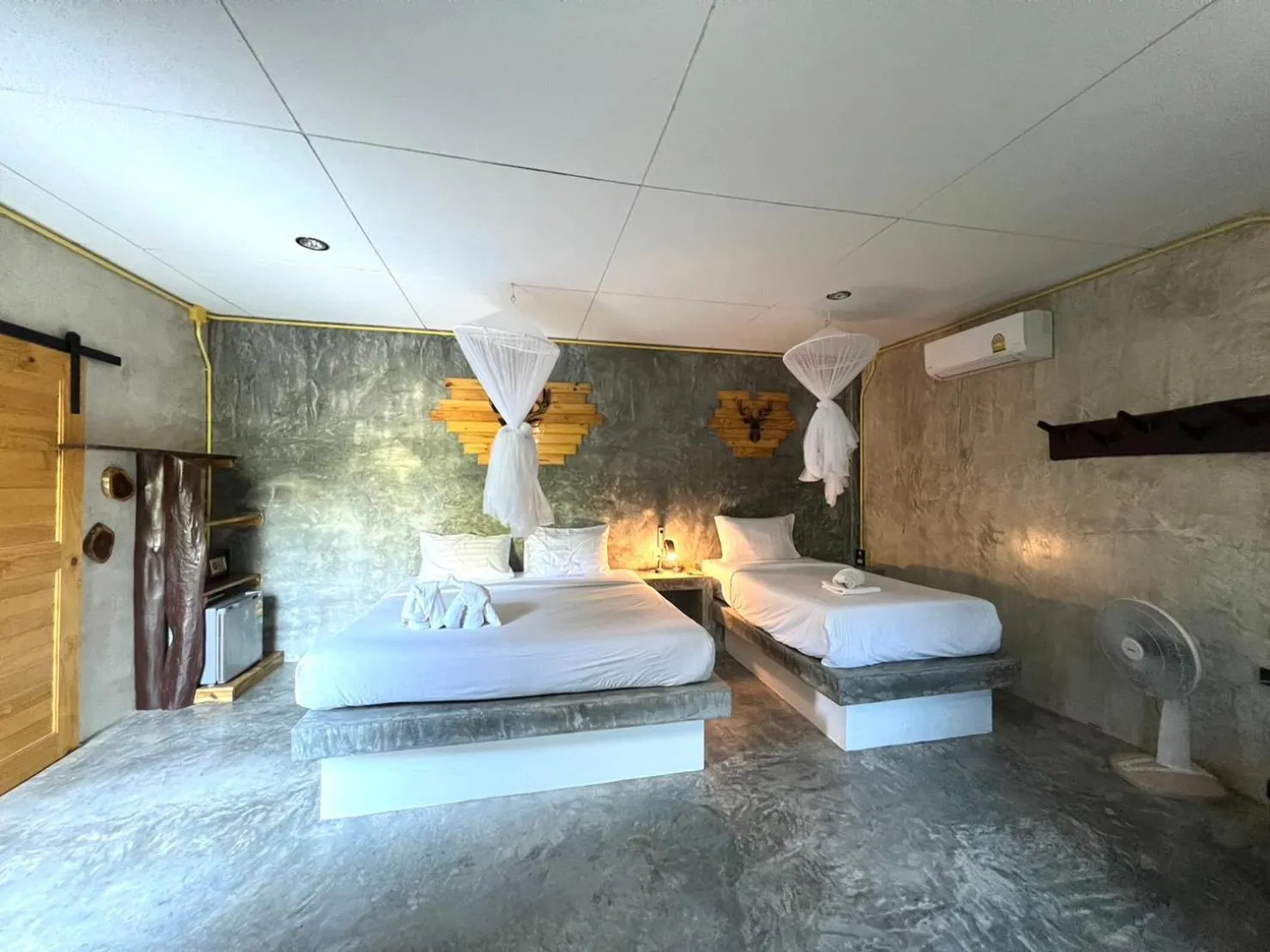 Photo of the whole room, Bed in Sunshine On The Rock