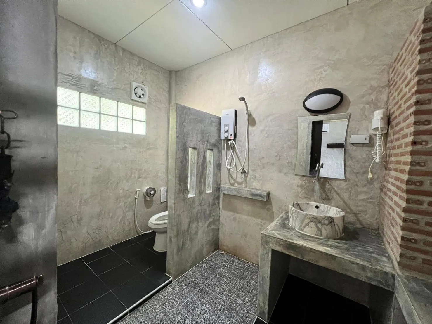 Bathroom in Sunshine On The Rock