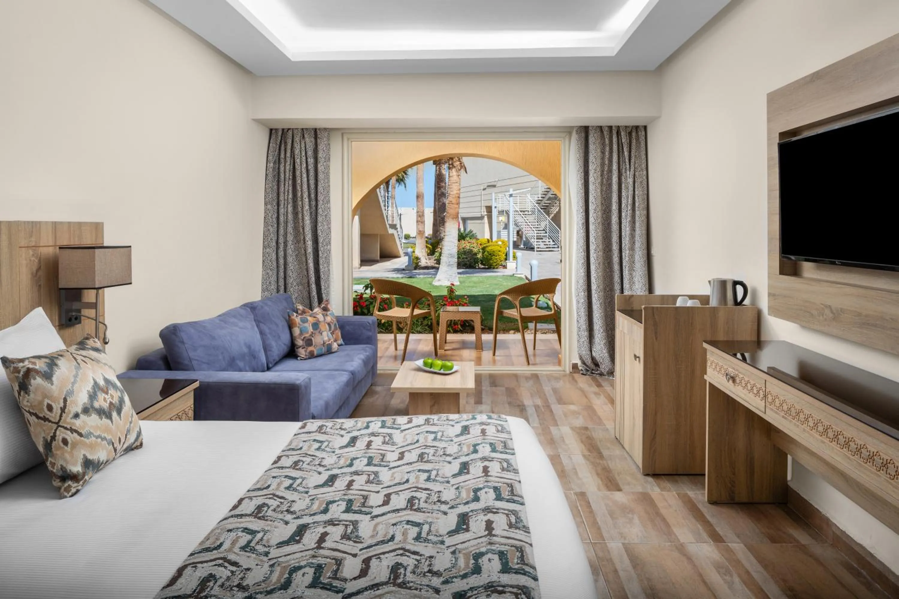 Garden, Bed in Beach Albatros The Club - Aqua Park