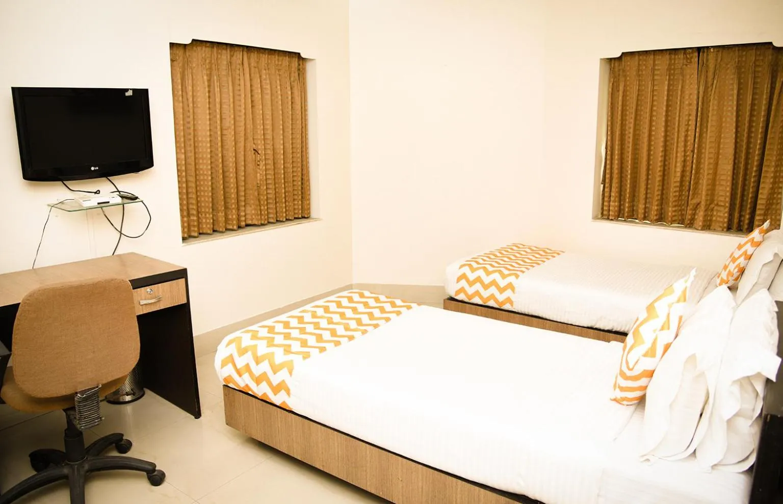 Communal lounge/ TV room, Bed in Crossroads