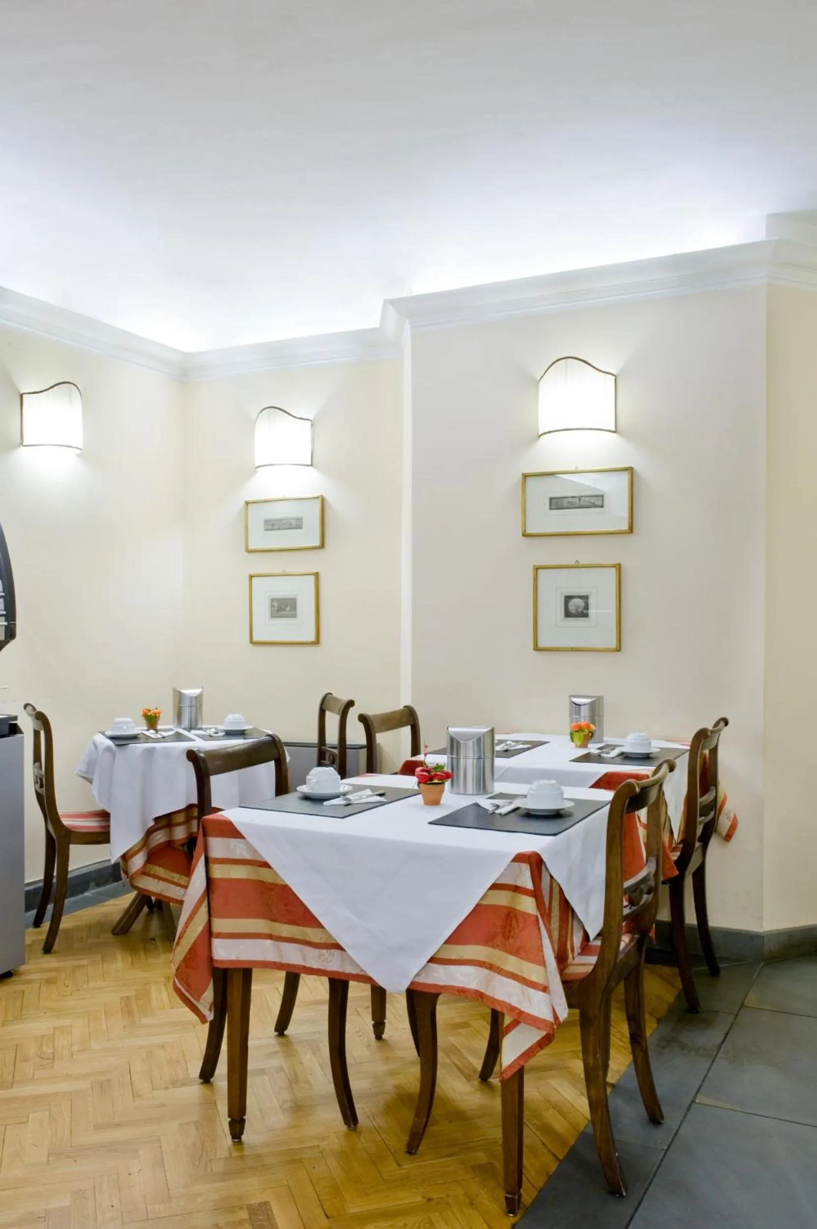 Restaurant/places to eat in Hotel Unicorno