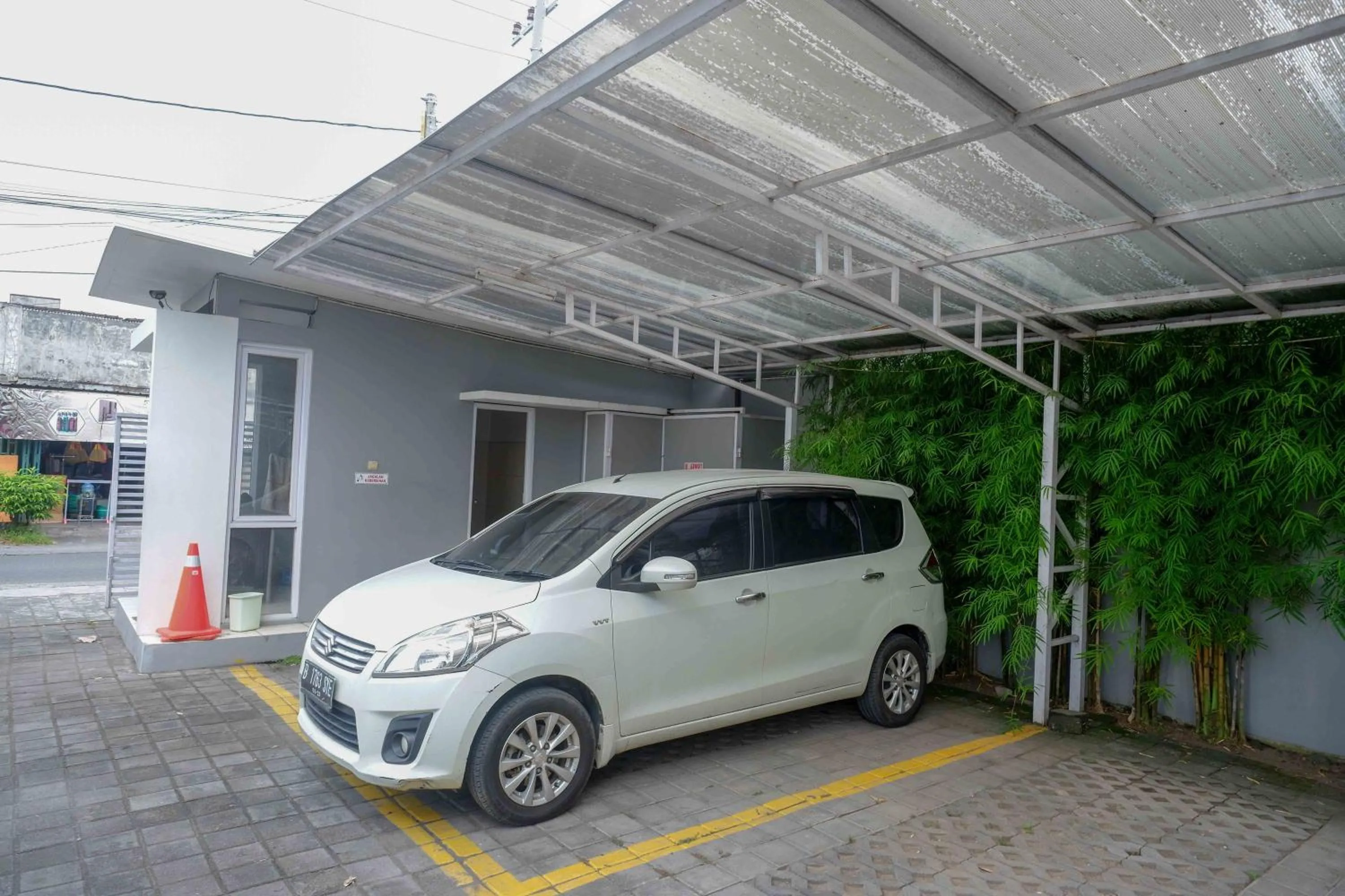 Facade/entrance in Sans Hotel Absari Yogyakarta