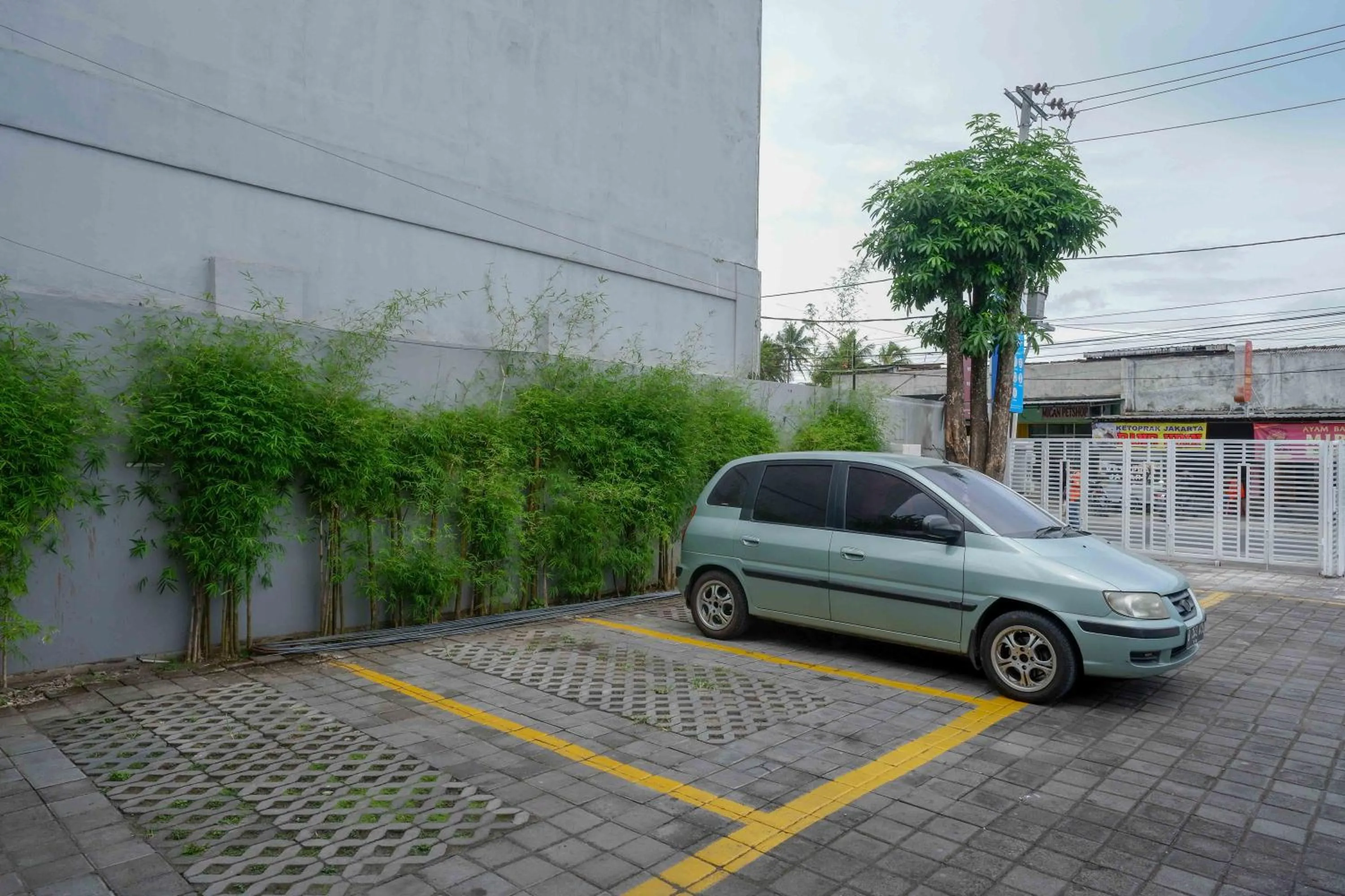 Facade/entrance in Sans Hotel Absari Yogyakarta